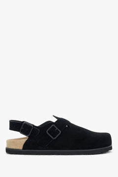 Seitenansicht der schwarzen Clog-Sandale mit verstellbarem Fersenriemen.