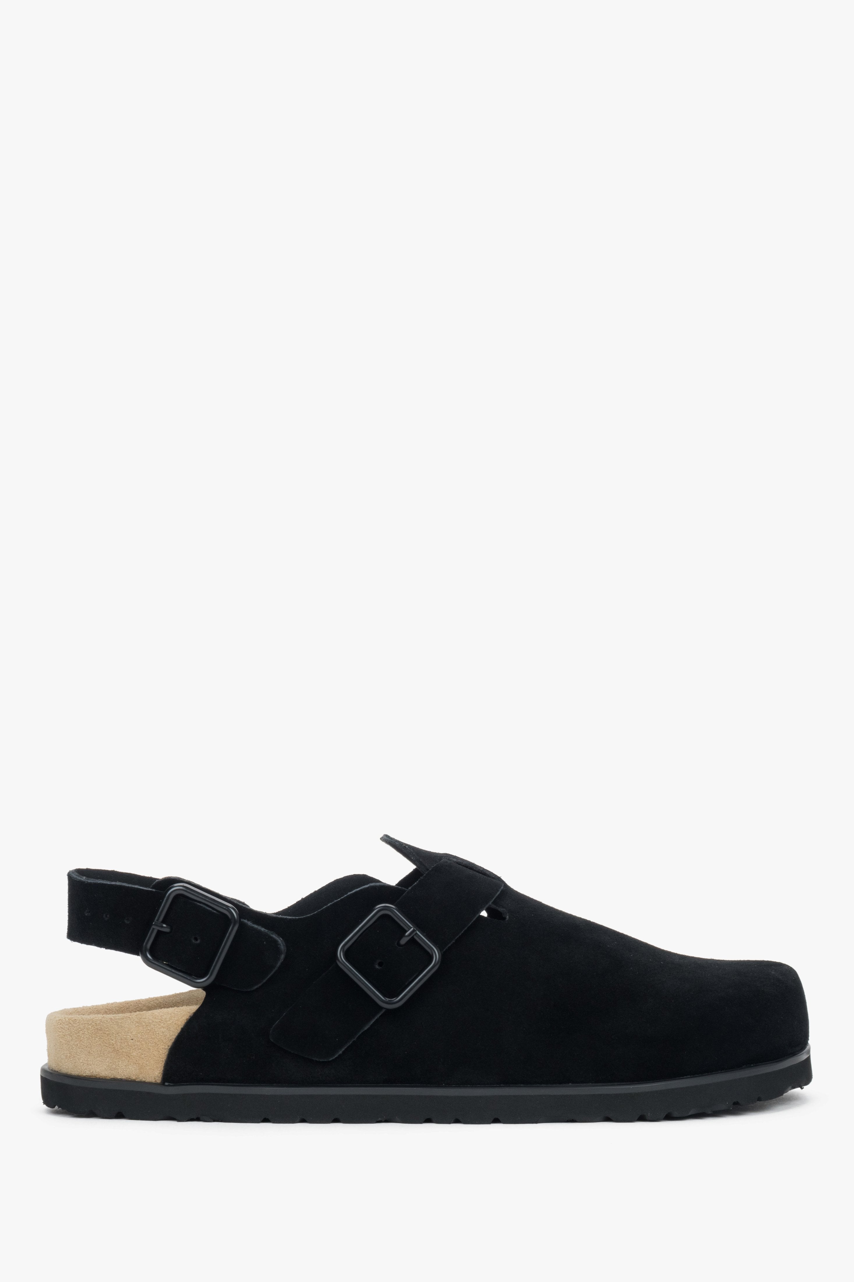 Seitenansicht der schwarzen Clog-Sandale mit verstellbarem Fersenriemen.