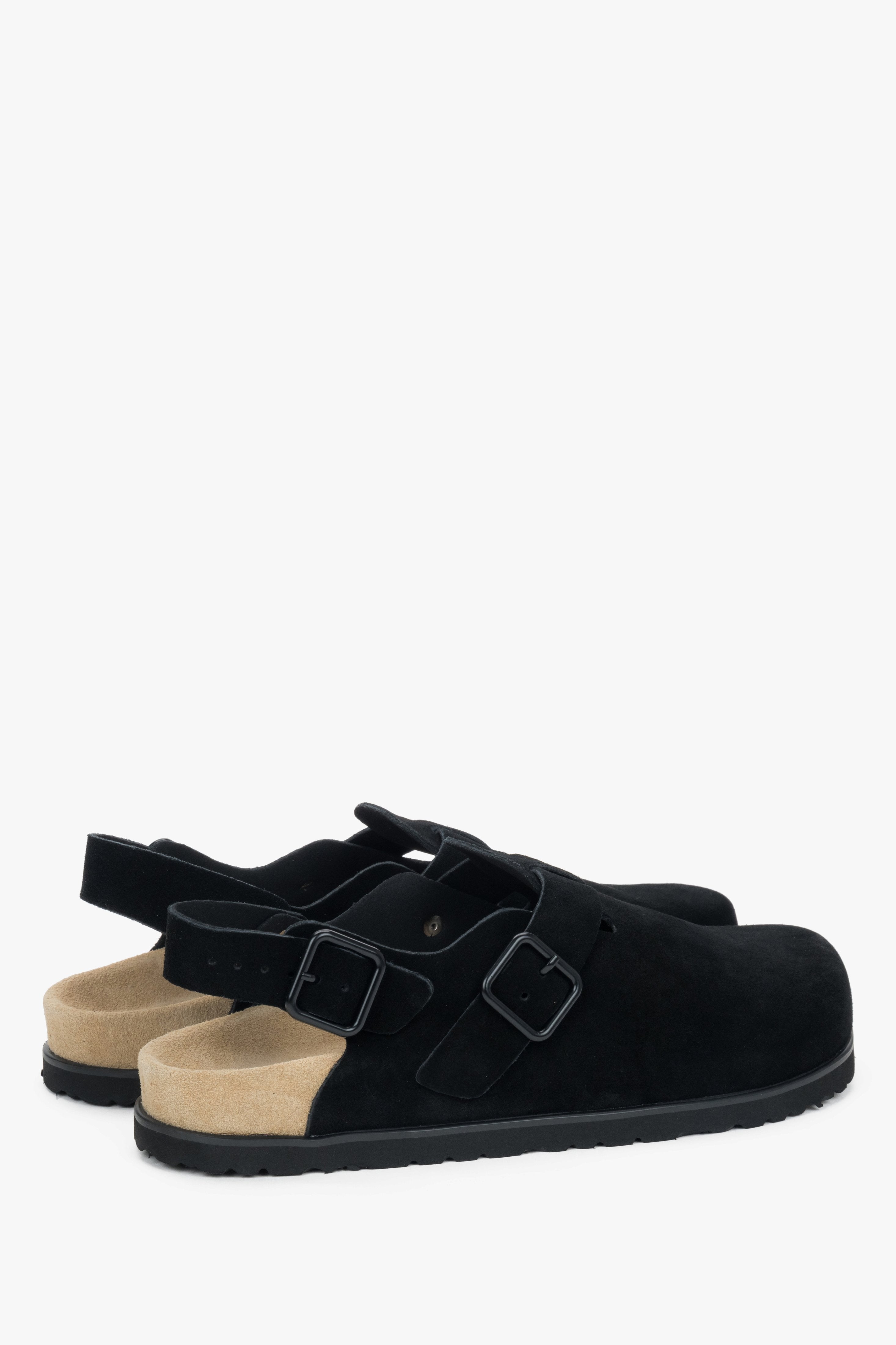 Andere Seitenansicht der bequemen schwarzen Velours-Sandalen.