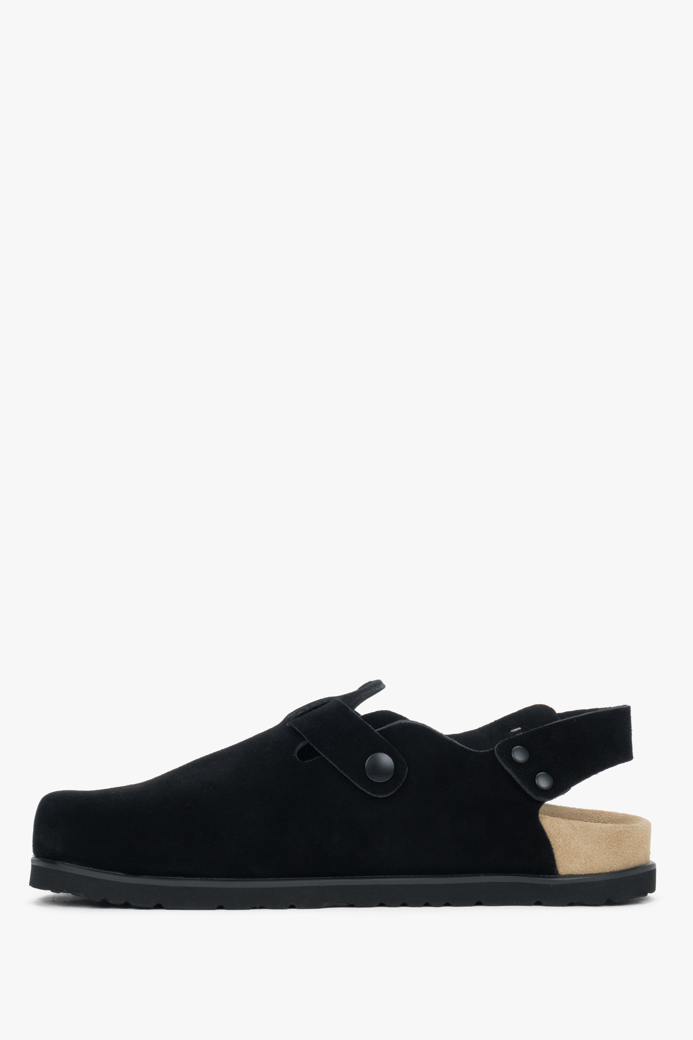 Linkes Ansicht der schwarzen Clog-Sandale von Estro mit Schnalle.
