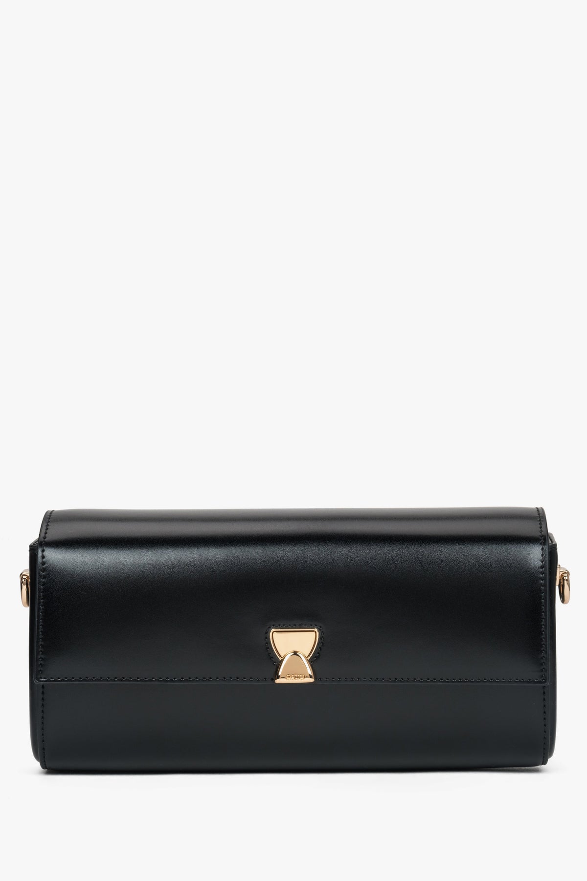 Frontale Ansicht der minimalistischen schwarzen Baguette-Clutch mit geometrischem Goldverschluss