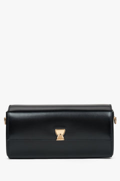 Frontale Ansicht der minimalistischen schwarzen Baguette-Clutch mit geometrischem Goldverschluss