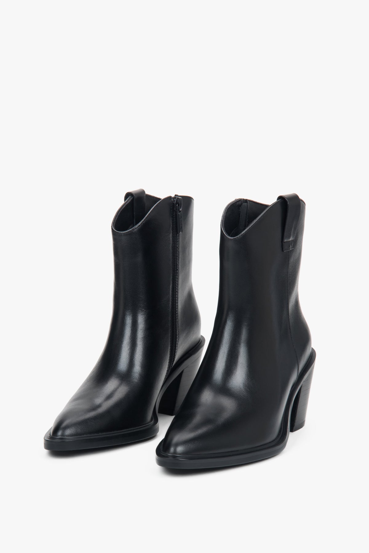 Schräge Frontalansicht der schwarzen Cowboystiefel mit spitzer Zehenpartie