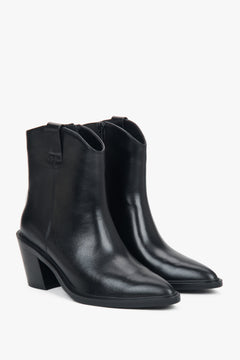 Seitliches Profil der schwarzen Cowboystiefel mit 7,5 cm hohem Blockabsatz