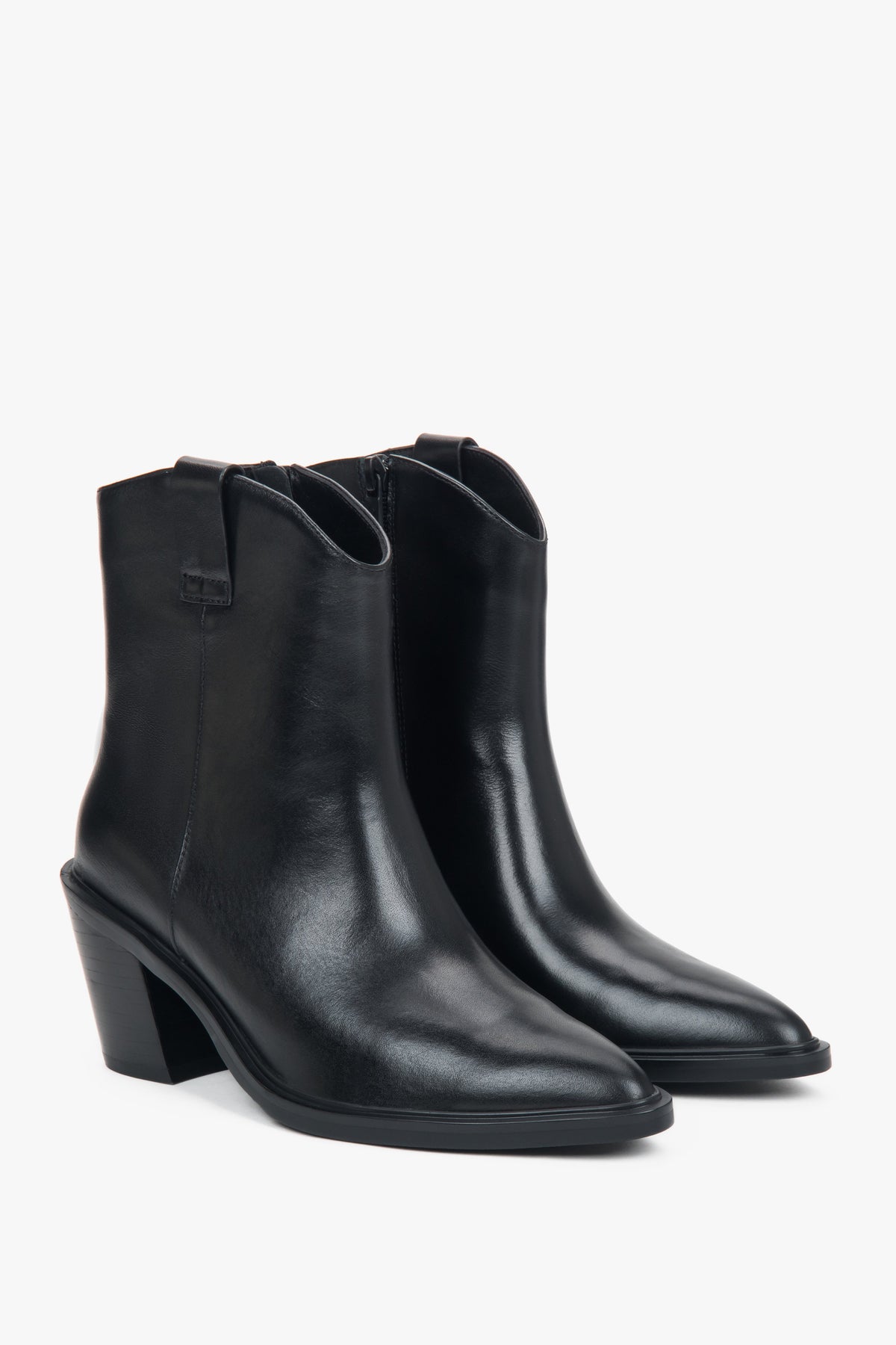 Seitliches Profil der schwarzen Cowboystiefel mit 7,5 cm hohem Blockabsatz