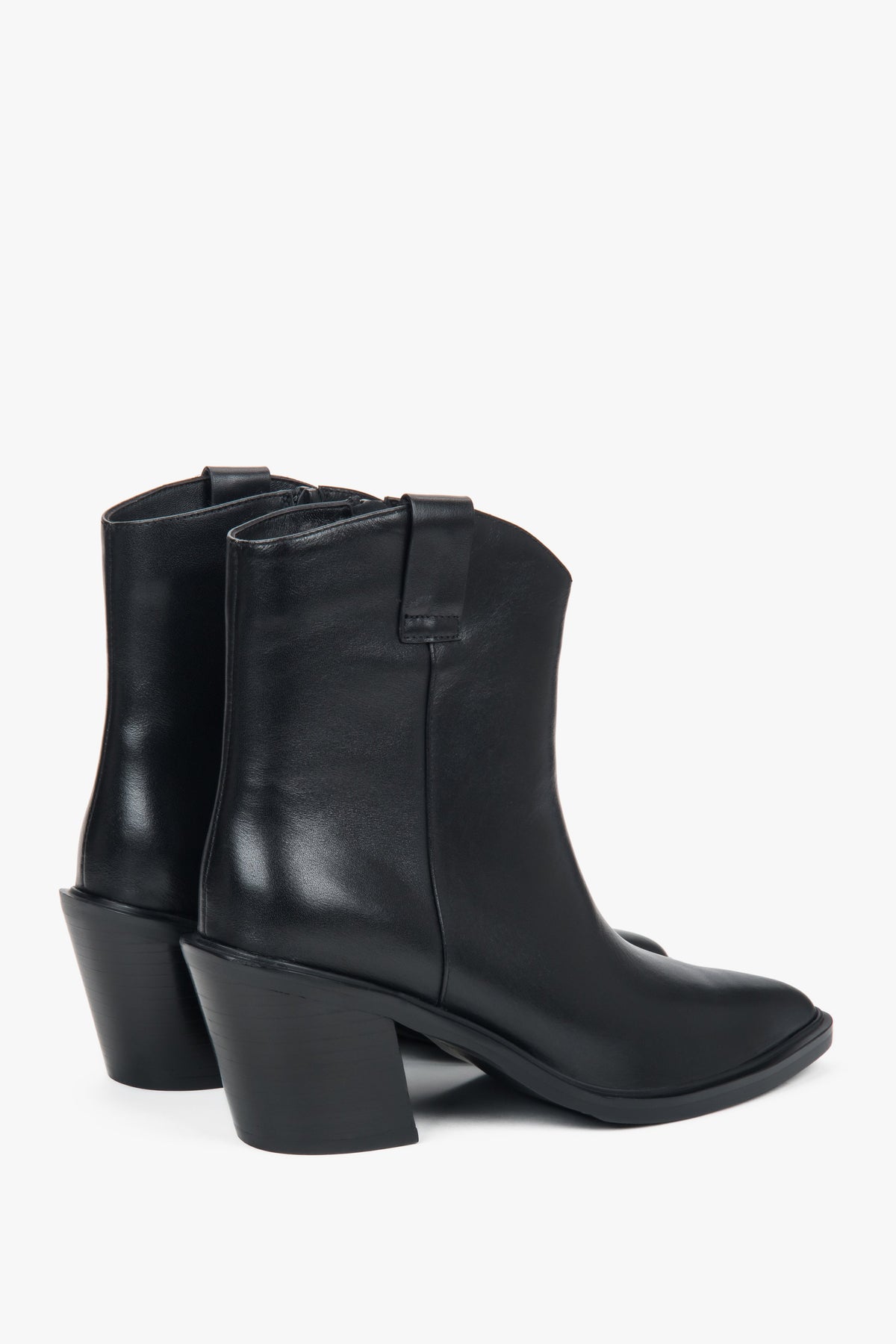 Rückwärtige Ansicht der schwarzen Damen-Cowboystiefel mit Blockabsatz