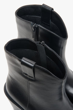Detailansicht des weichen Schafts und des seitlichen Reißverschlusses der schwarzen Stiefel