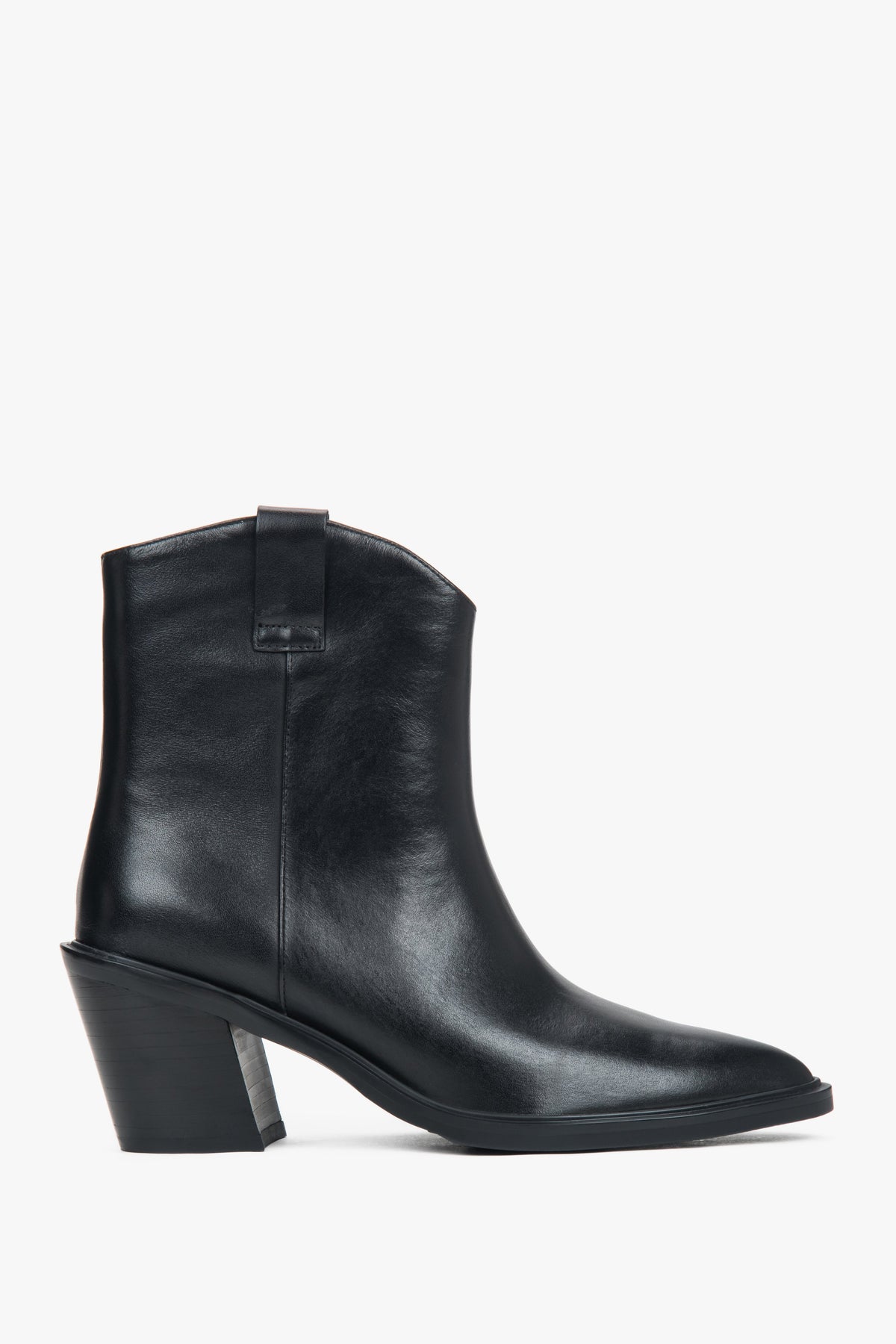 Elegantes Profil der schwarzen Damen-Cowboystiefel auf hellem Hintergrund