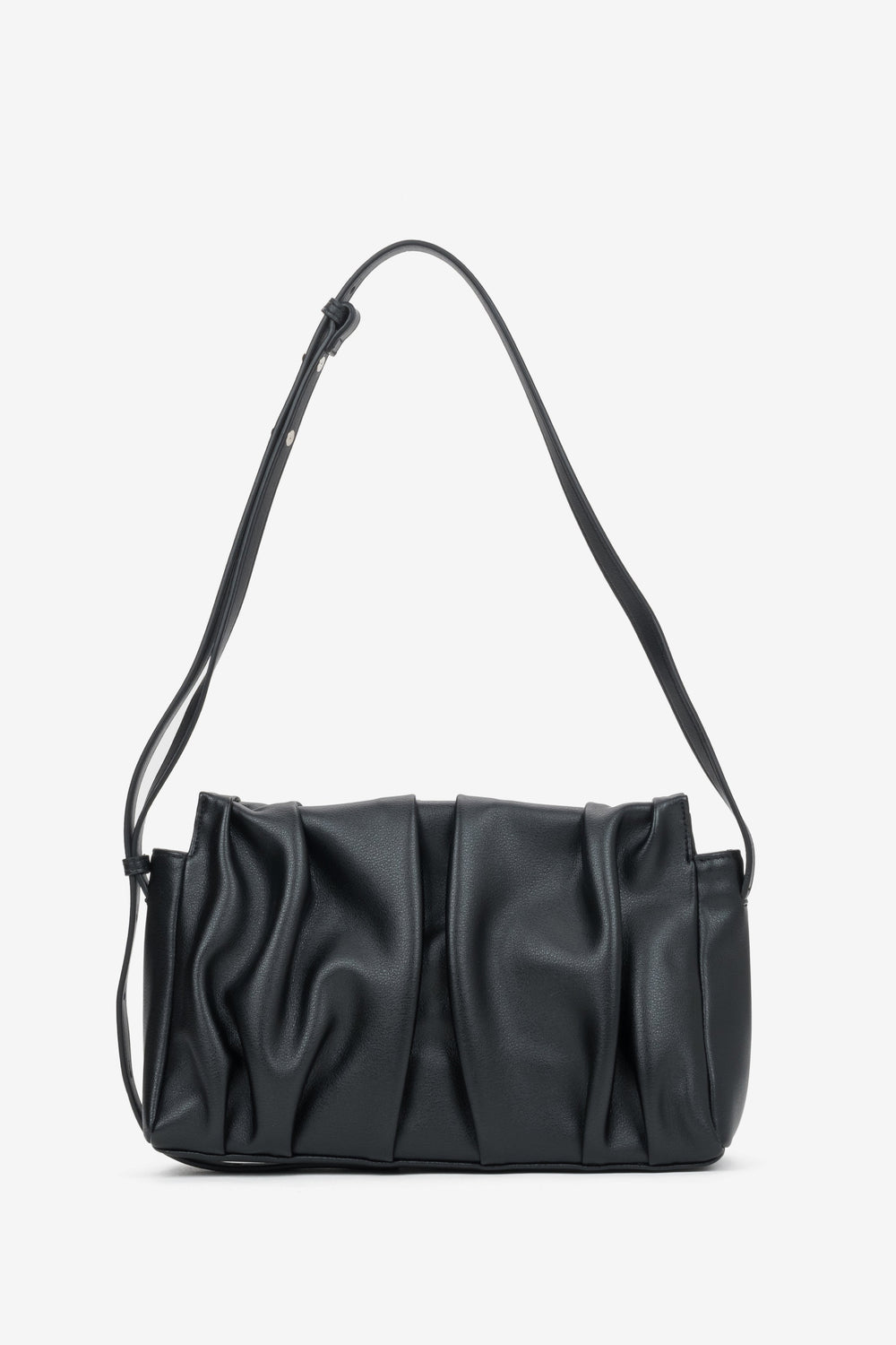 Frontalansicht der schwarzen Damen-Crossbody-Tasche aus Echtleder mit vertikalen Raffungen von Estro