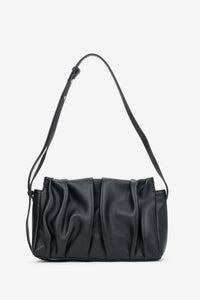 Frontalansicht der schwarzen Damen-Crossbody-Tasche aus Echtleder mit vertikalen Raffungen von Estro