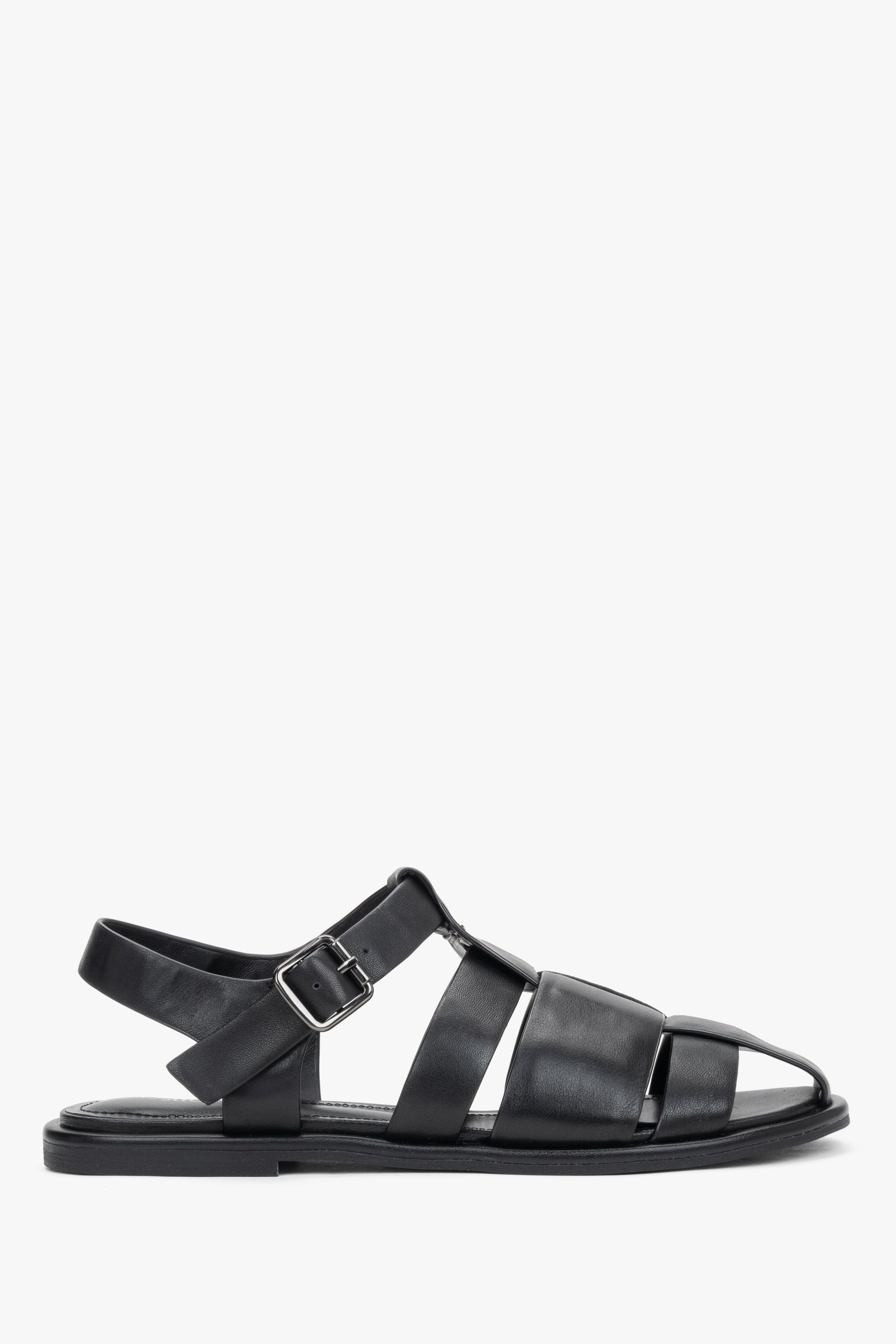 Seitenansicht der schwarzen Leder-Sandalen mit geflochtenen Riemen und Schnalle.