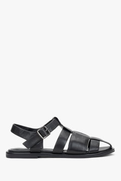 Seitenansicht der schwarzen Leder-Sandalen mit geflochtenen Riemen und Schnalle.