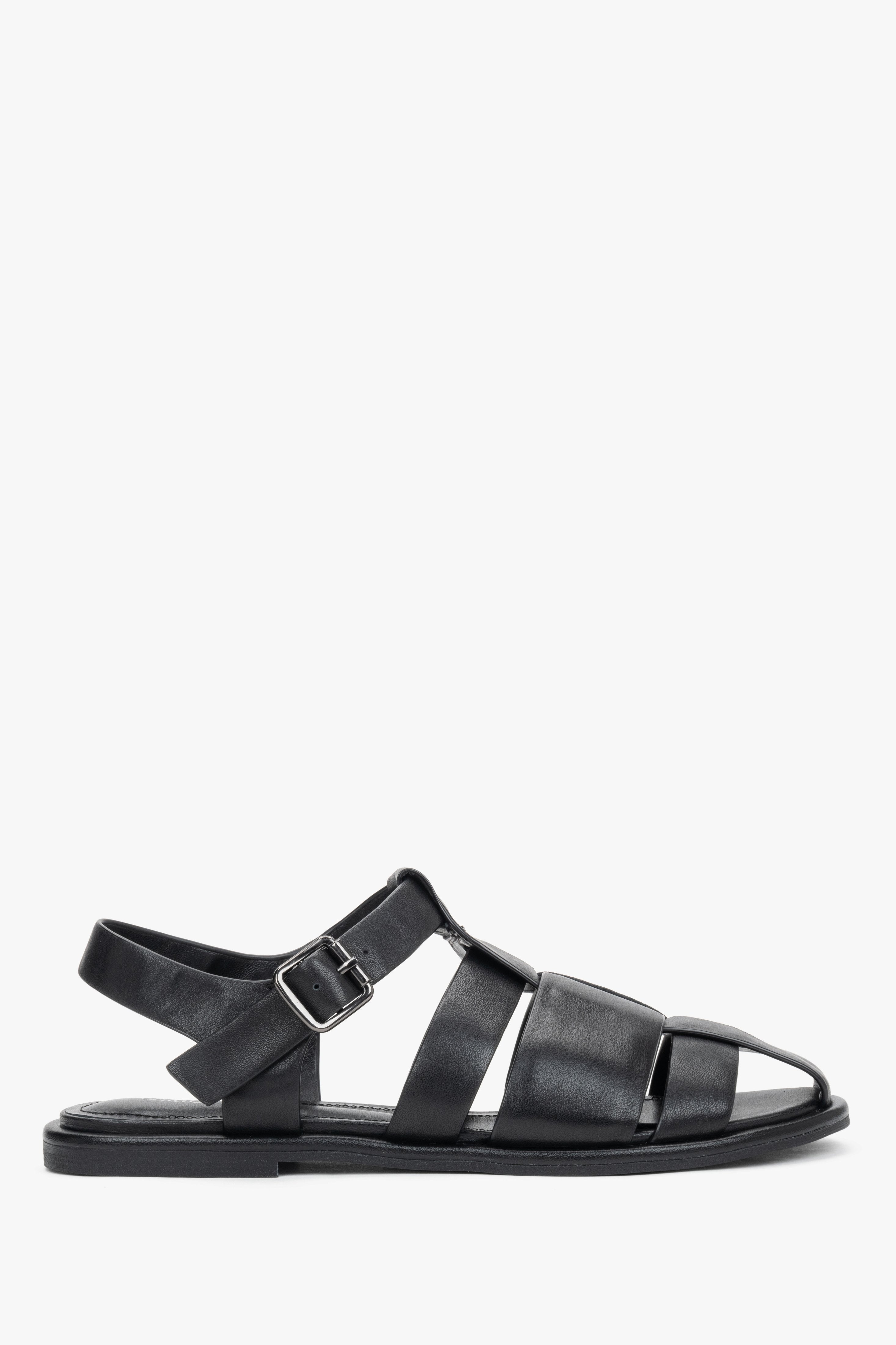 Seitenansicht der schwarzen Leder-Sandalen mit geflochtenen Riemen und Schnalle.