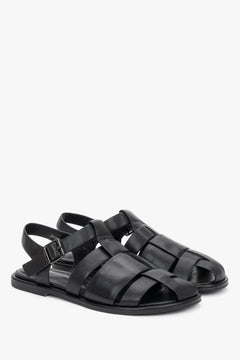 Angewinkelte Ansicht der schwarzen Damen-Fisherman-Sandalen aus echtem Leder.