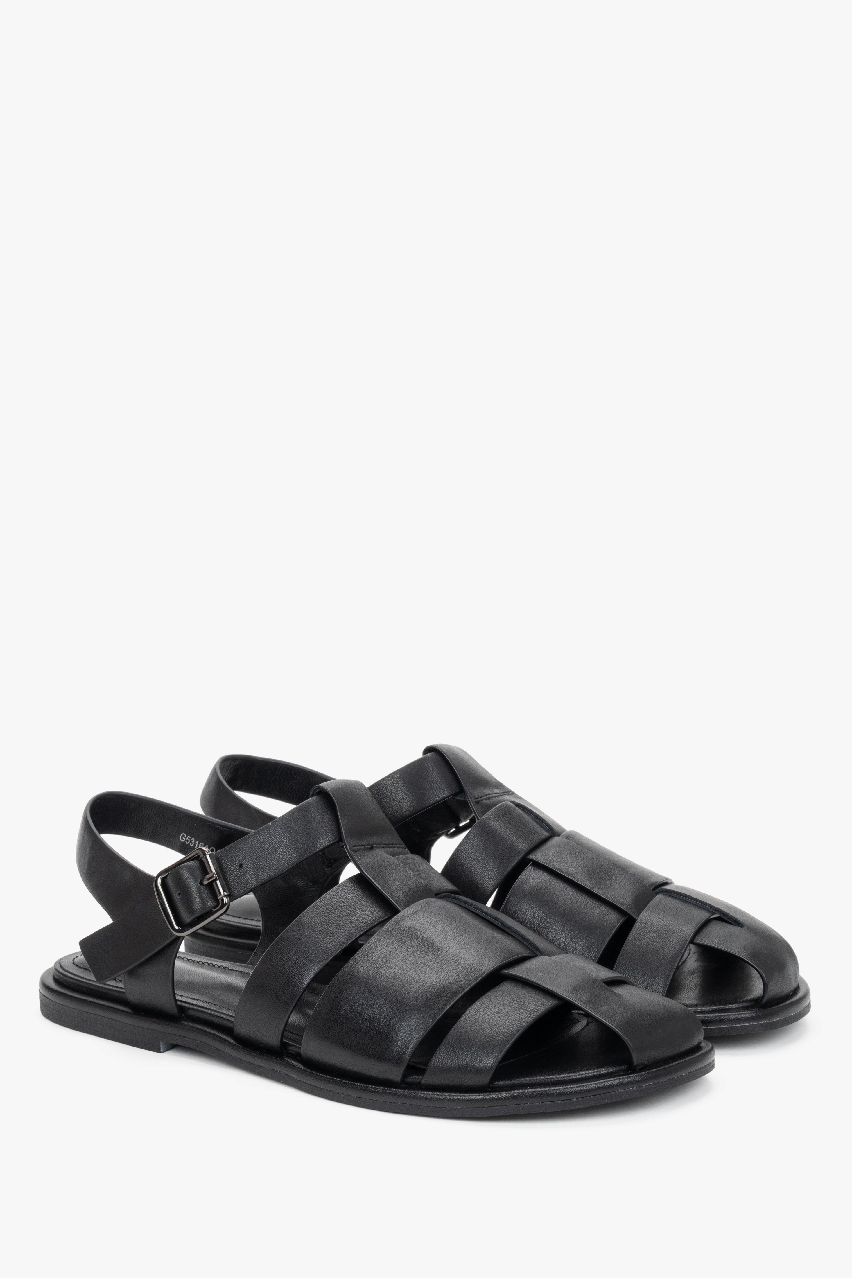 Angewinkelte Ansicht der schwarzen Damen-Fisherman-Sandalen aus echtem Leder.
