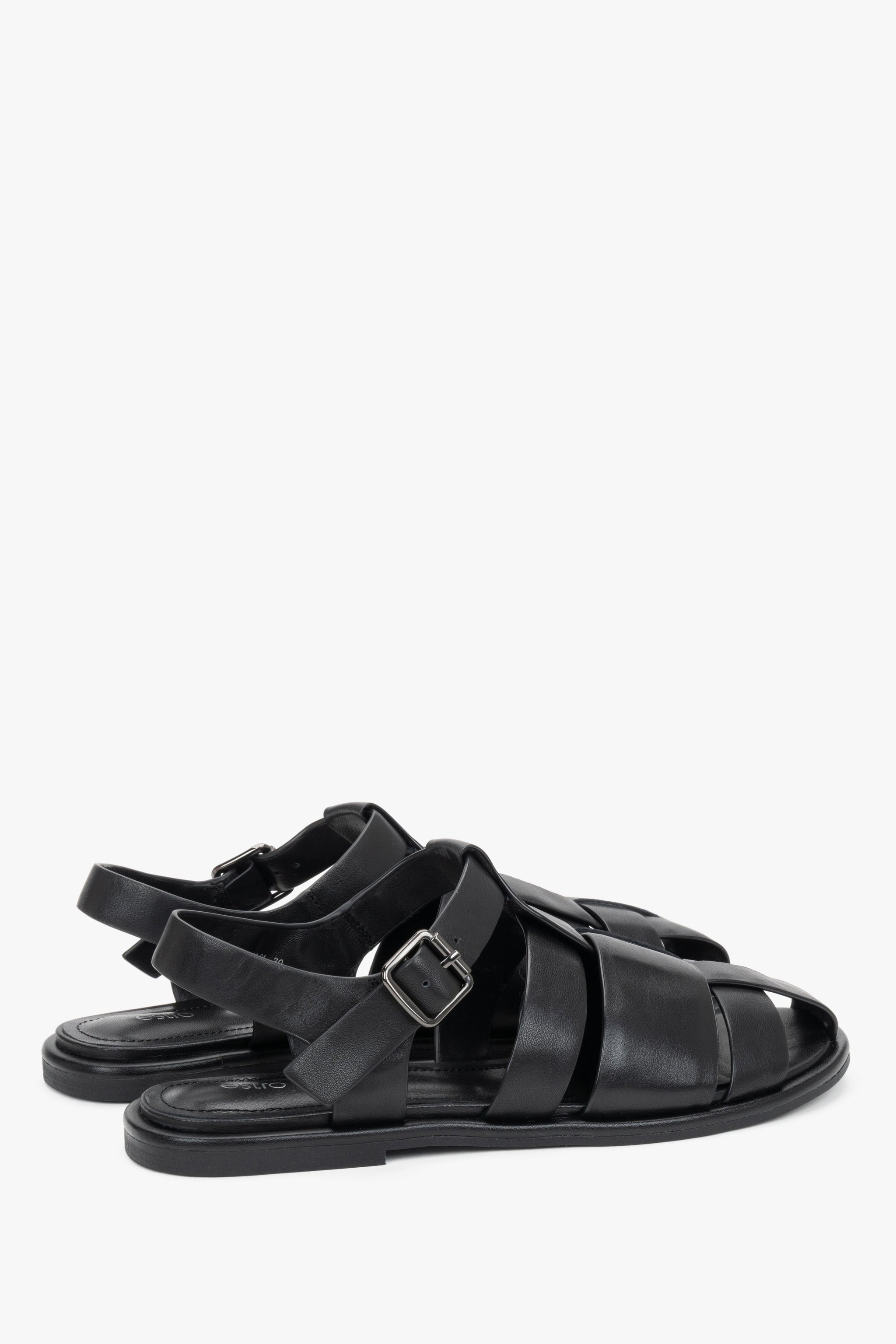 Rückansicht des Fersenbereichs der schwarzen Sandalen mit Fersenriemen.