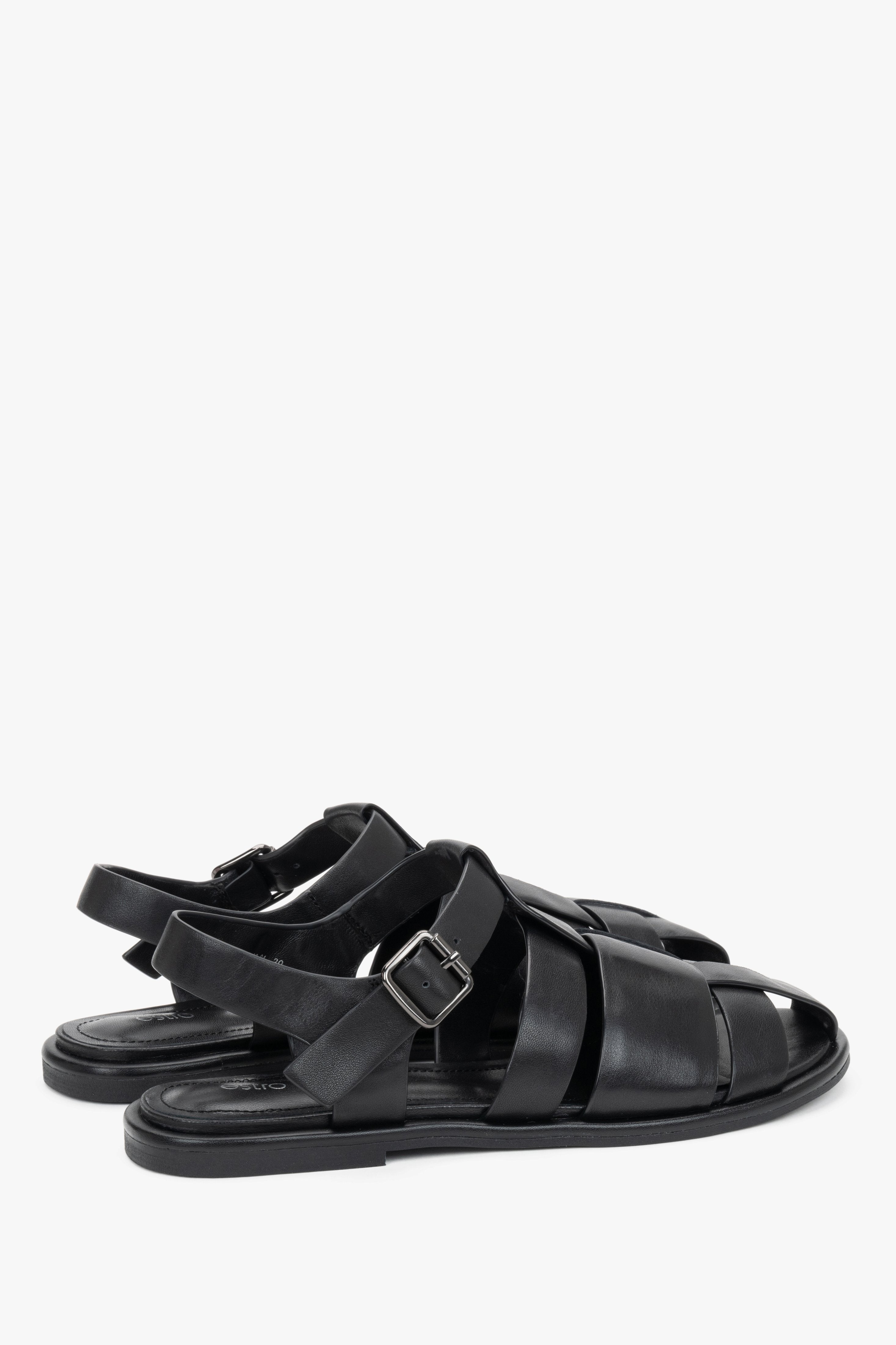 Rückansicht des Fersenbereichs der schwarzen Sandalen mit Fersenriemen.