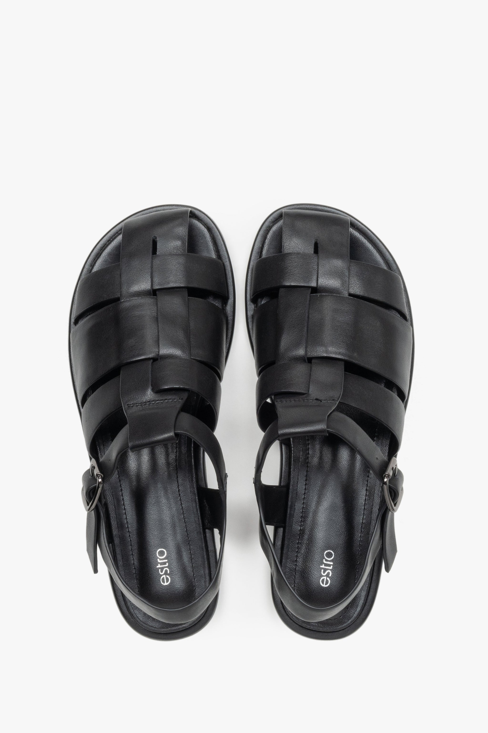 Draufsicht auf das Paar schwarzer Sandalen mit Chevro-Leder-Innensohle.