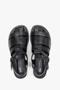 Draufsicht auf das Paar schwarzer Sandalen mit Chevro-Leder-Innensohle.