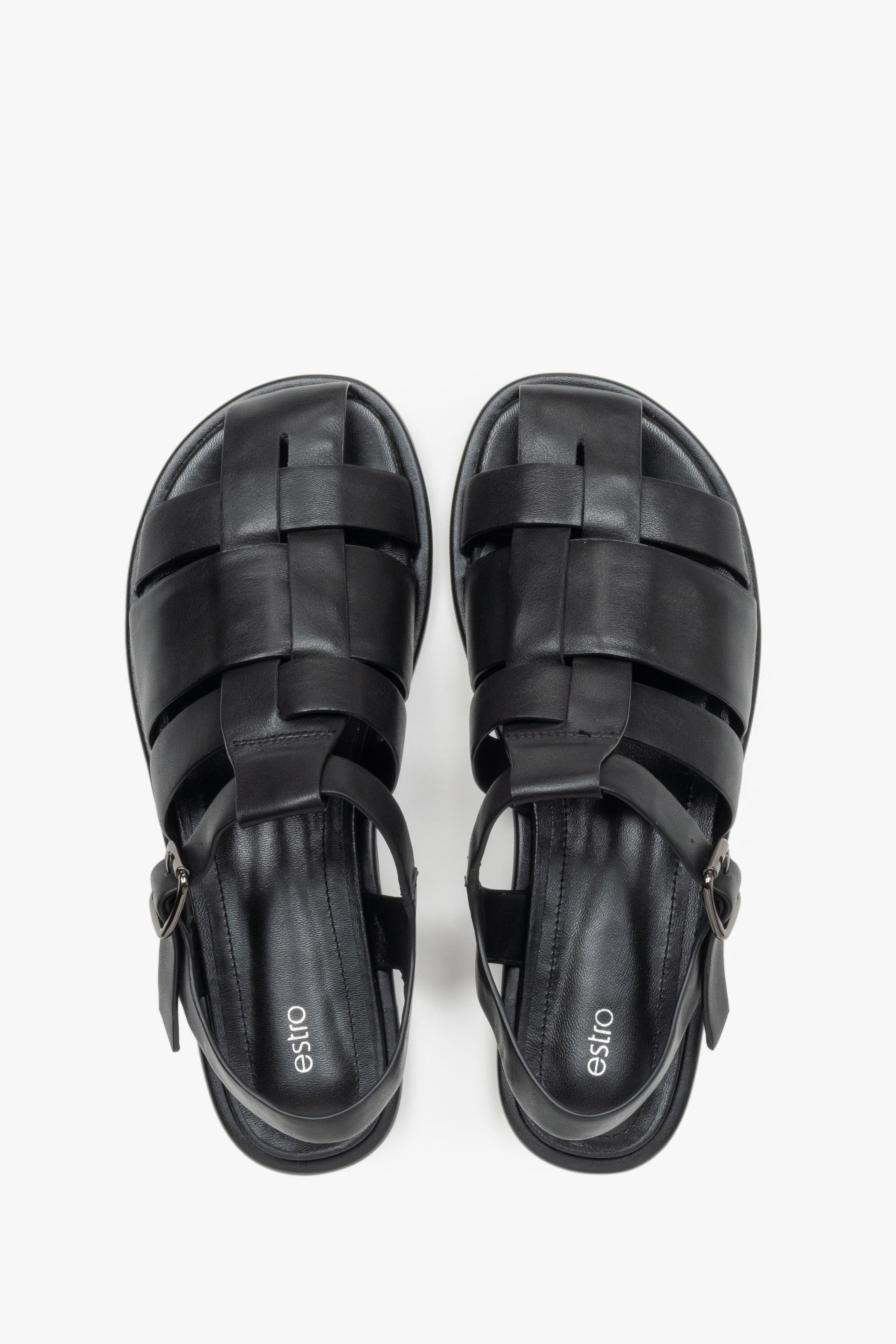 Draufsicht auf das Paar schwarzer Sandalen mit Chevro-Leder-Innensohle.