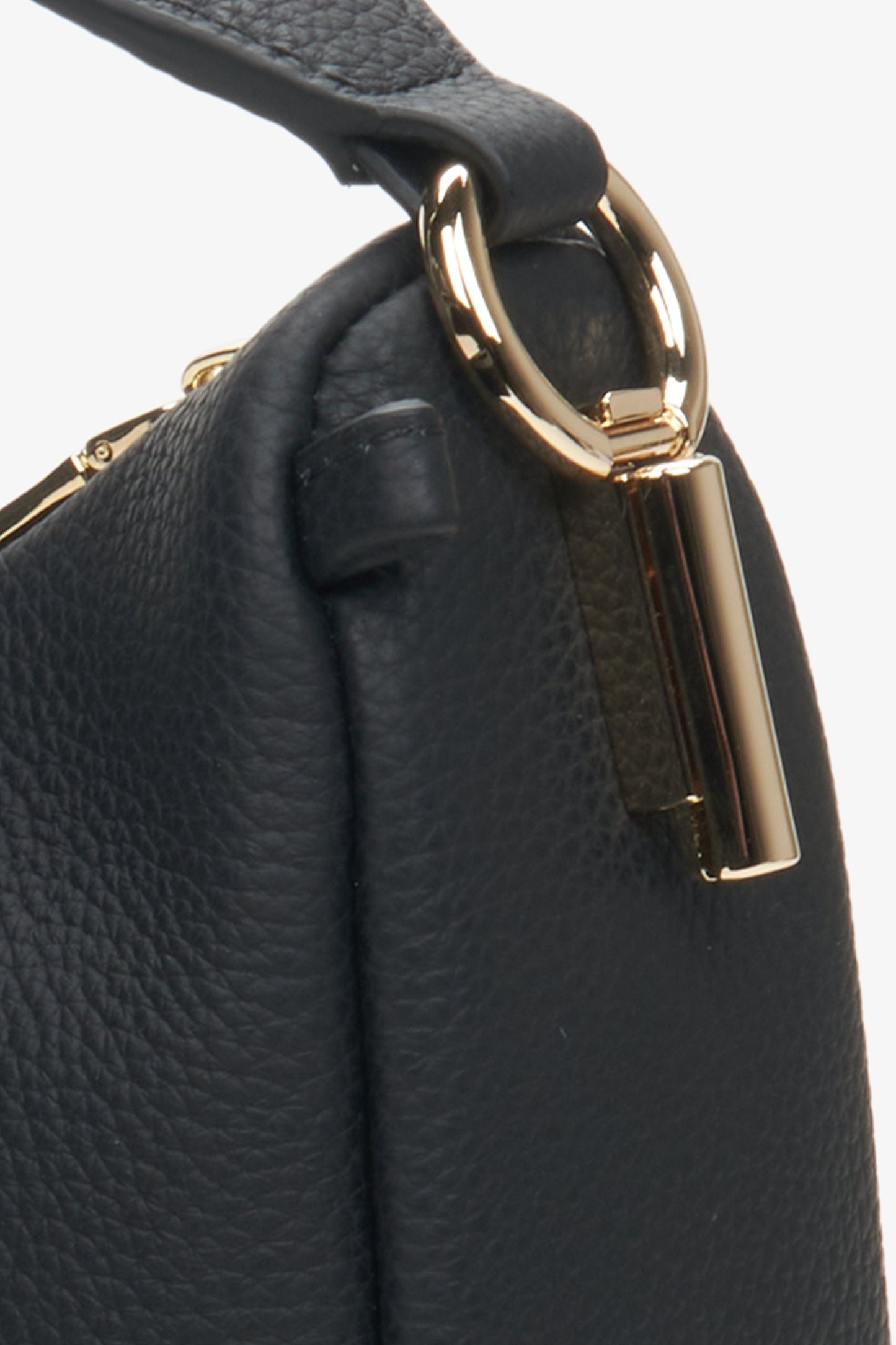 Damenhandtasche in Schwarz, Halbmond-Form von Estro – Nahaufnahme der Details.