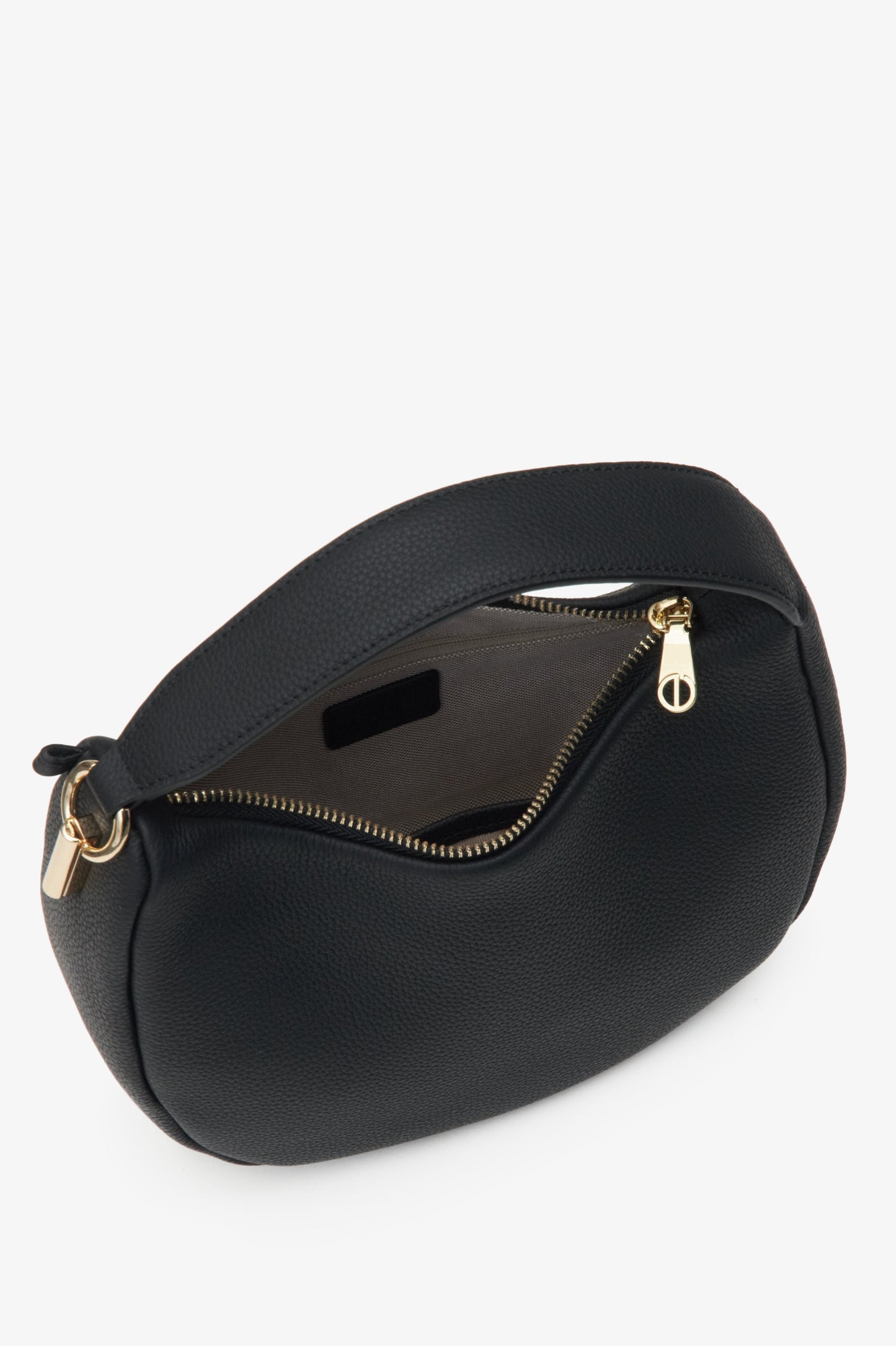 Schwarze Leder-Damenhandtasche in Halbmond-Form von Estro – Nahaufnahme des Innenraums.