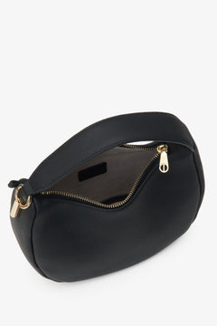 Schwarze Leder-Damenhandtasche in Halbmond-Form von Estro – Nahaufnahme des Innenraums.