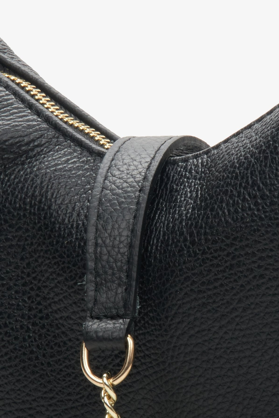Schwarze Damen-Lederhandtasche von Estro – Nahaufnahme der Details.