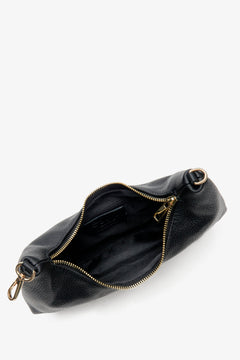 Kleine schwarze Damenhandtasche von Estro mit goldener Kette.