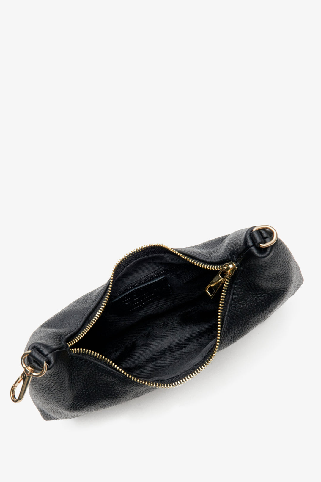 Kleine schwarze Damenhandtasche von Estro mit goldener Kette.