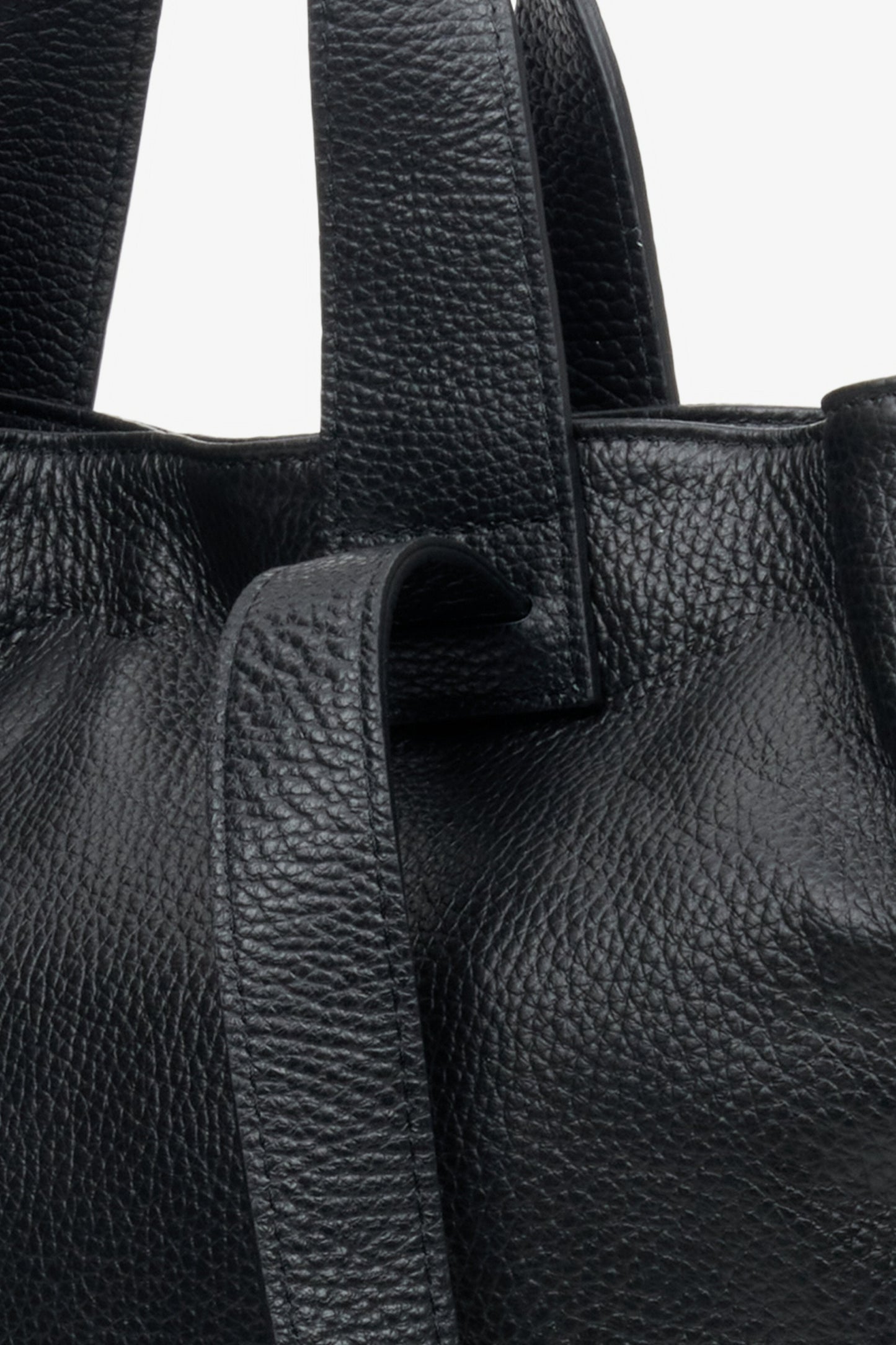 Große Damenhandtasche aus Leder in Schwarz von Estro – Detailansicht.