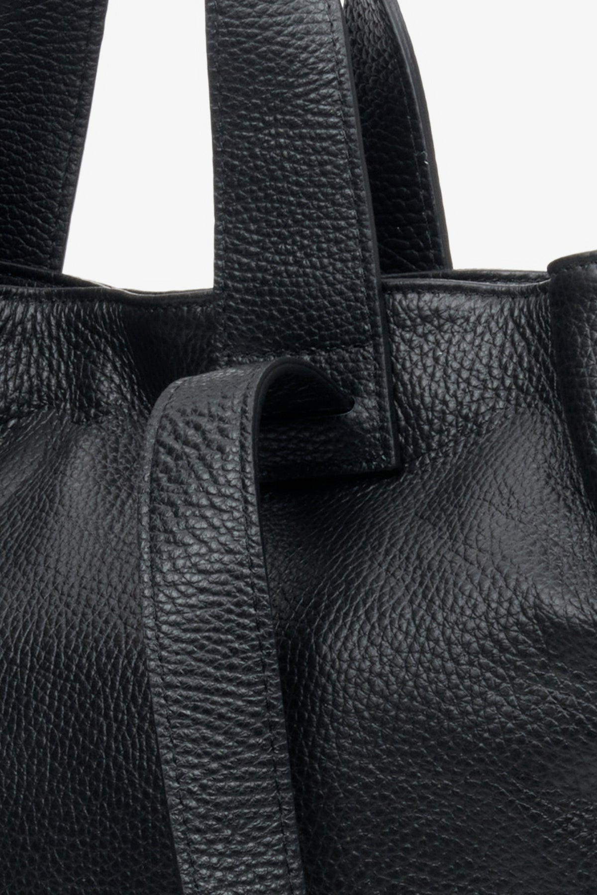 Große Damenhandtasche aus Leder in Schwarz von Estro – Detailansicht.