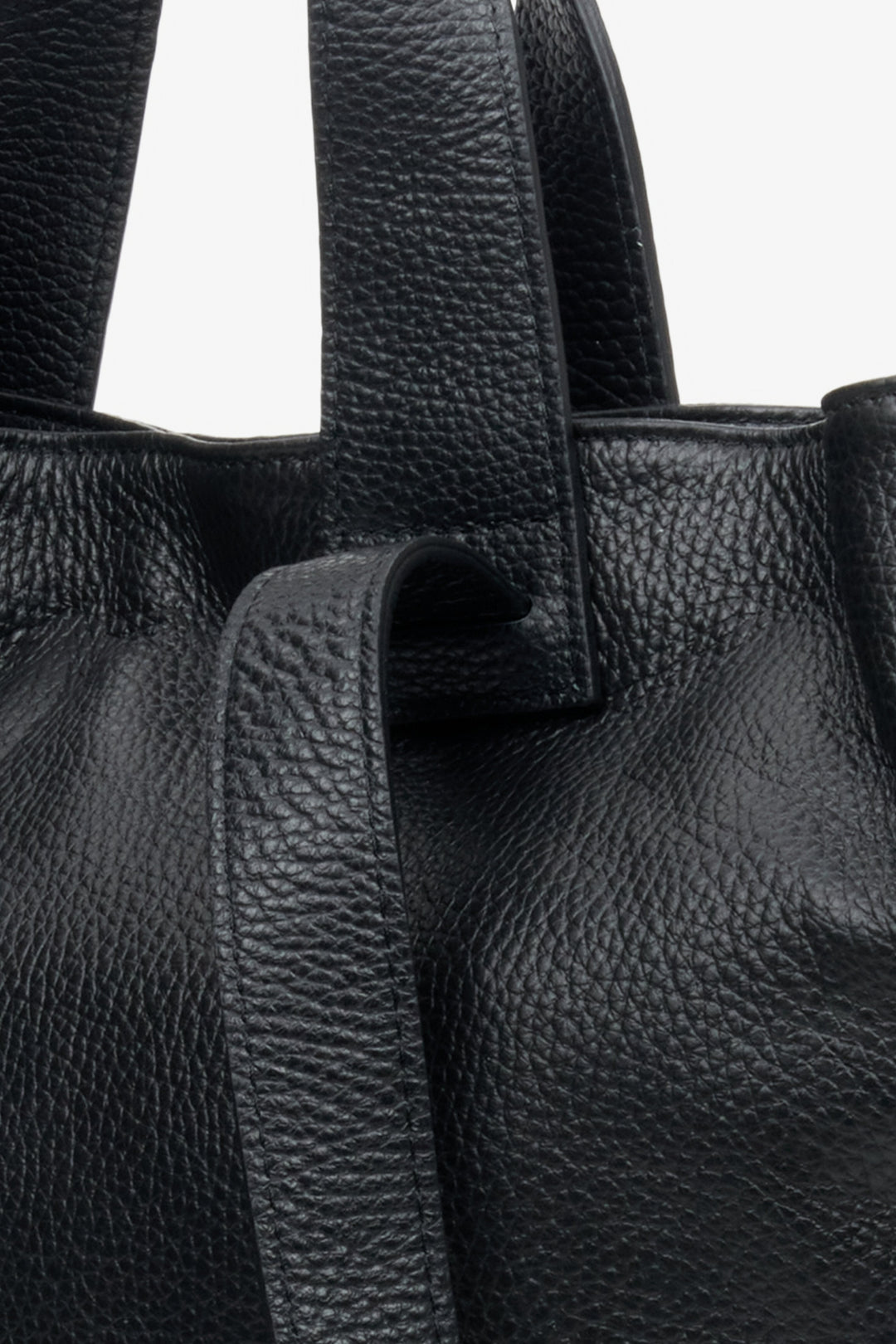Große Damenhandtasche aus Leder in Schwarz von Estro – Detailansicht.