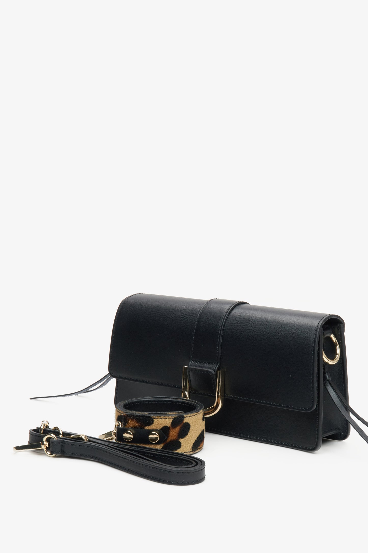 Damen-Handtasche in Schwarz von Estro mit Tierdruck.