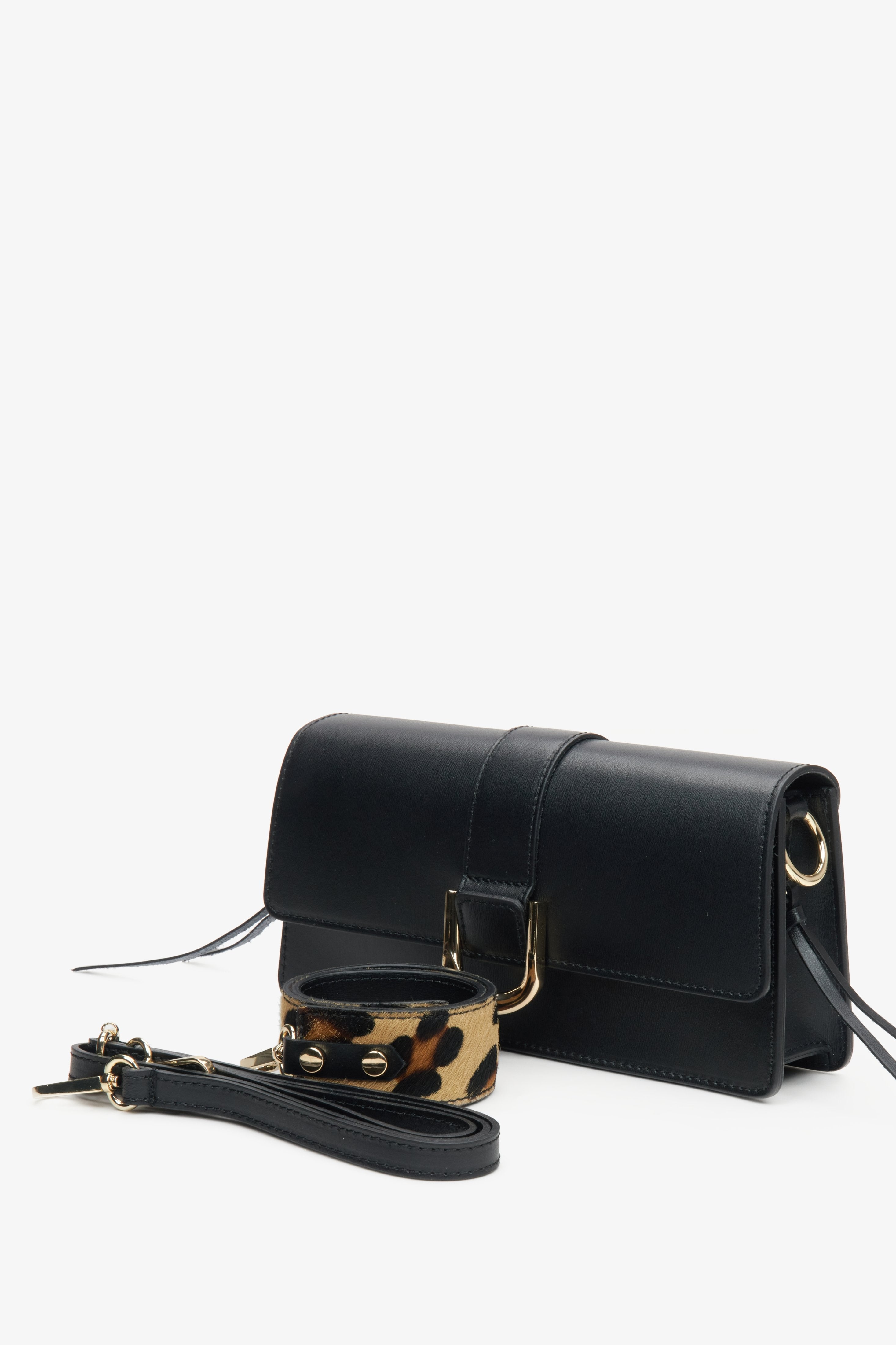 Damen-Handtasche in Schwarz von Estro mit Tierdruck.