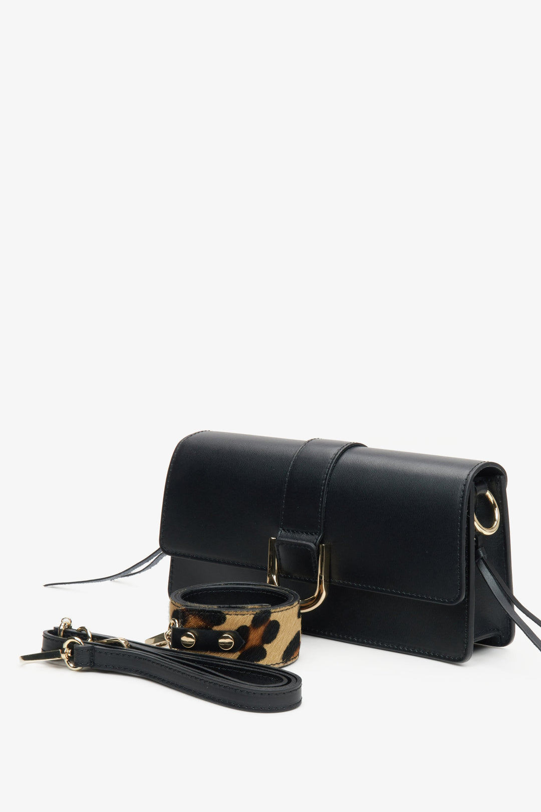 Damen-Handtasche in Schwarz von Estro mit Tierdruck.