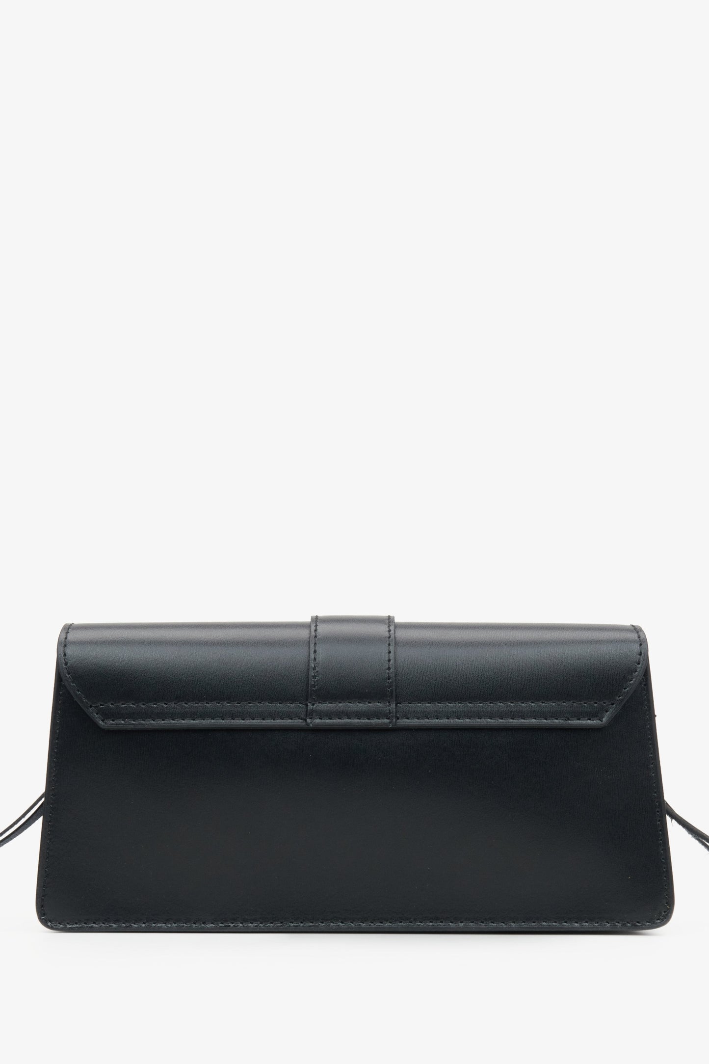 Damen-Handtasche in Schwarz von Estro – Rückseite.