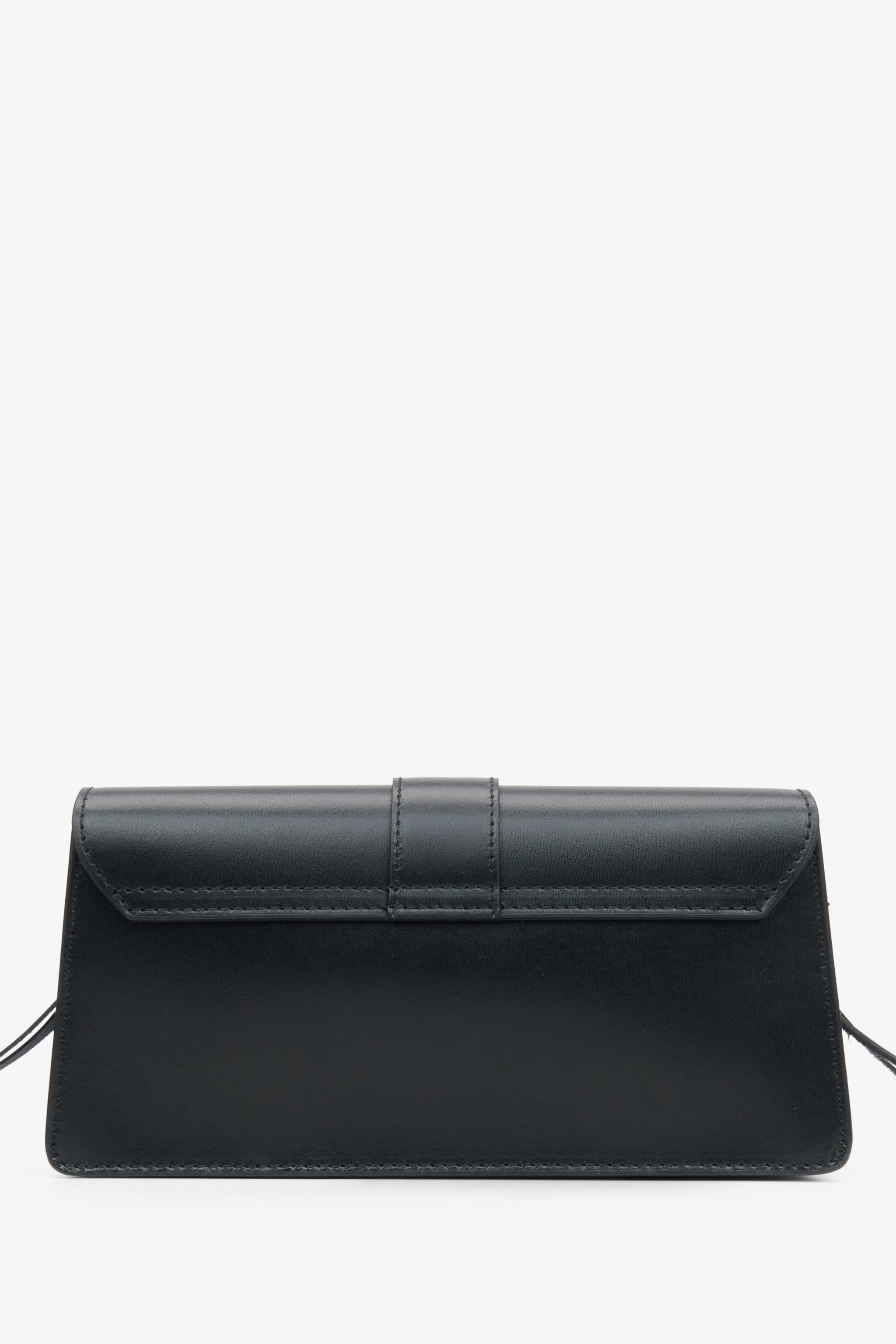 Damen-Handtasche in Schwarz von Estro – Rückseite.