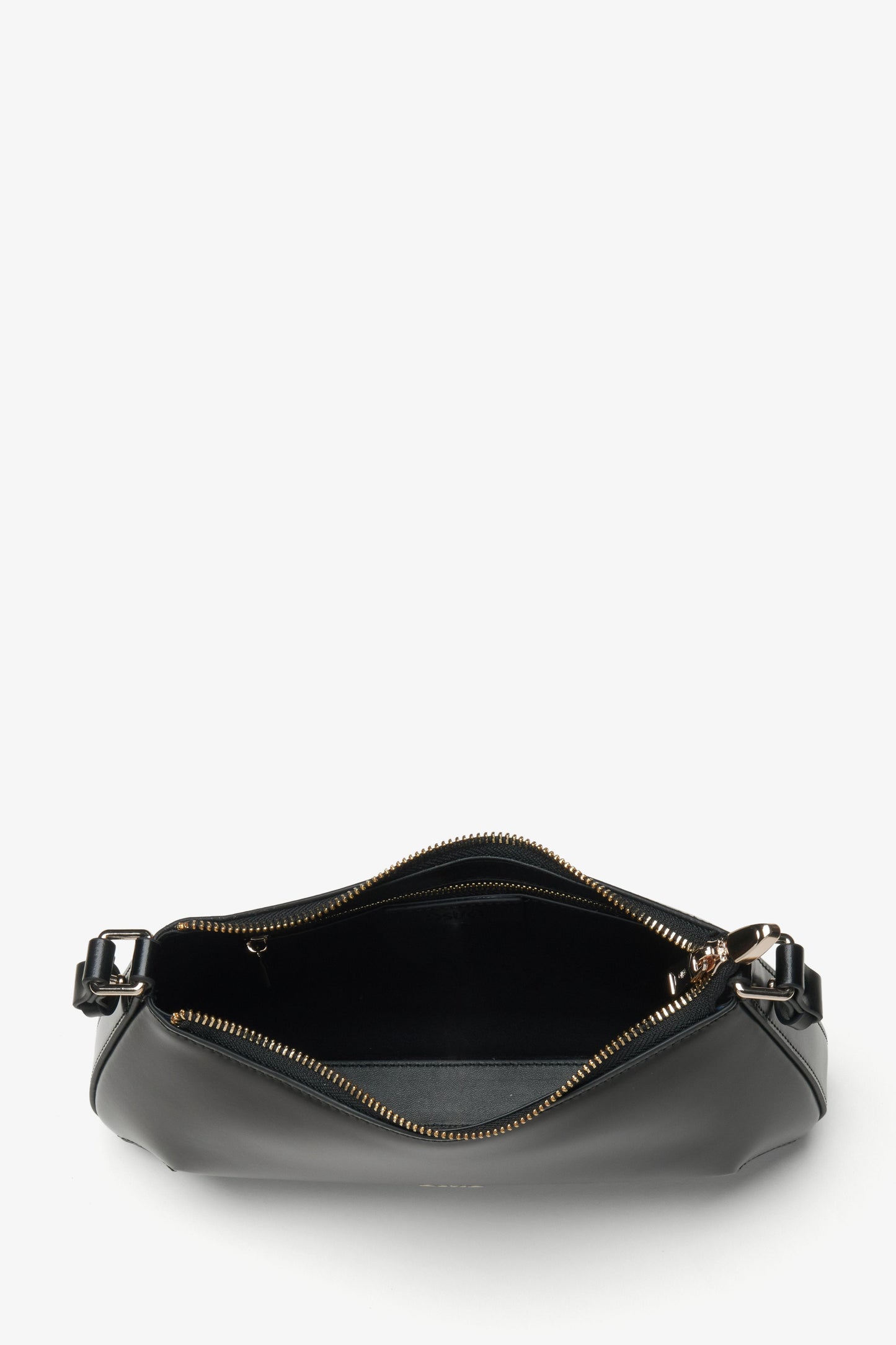 Damenhandtasche aus schwarzem Leder – Nahaufnahme des Hauptfachs.
