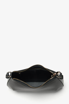 Damenhandtasche aus schwarzem Leder – Nahaufnahme des Hauptfachs.