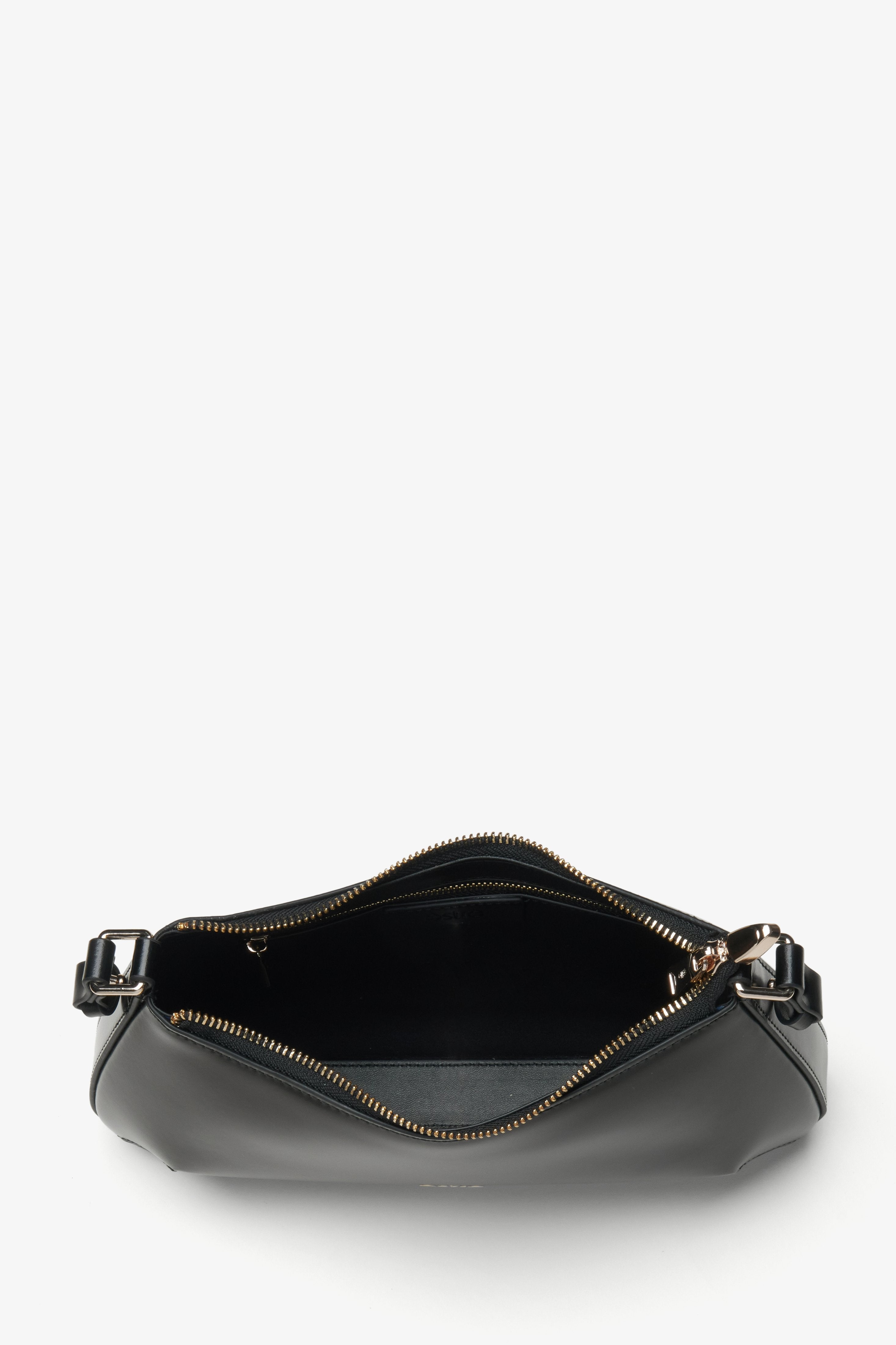 Damenhandtasche aus schwarzem Leder – Nahaufnahme des Hauptfachs.