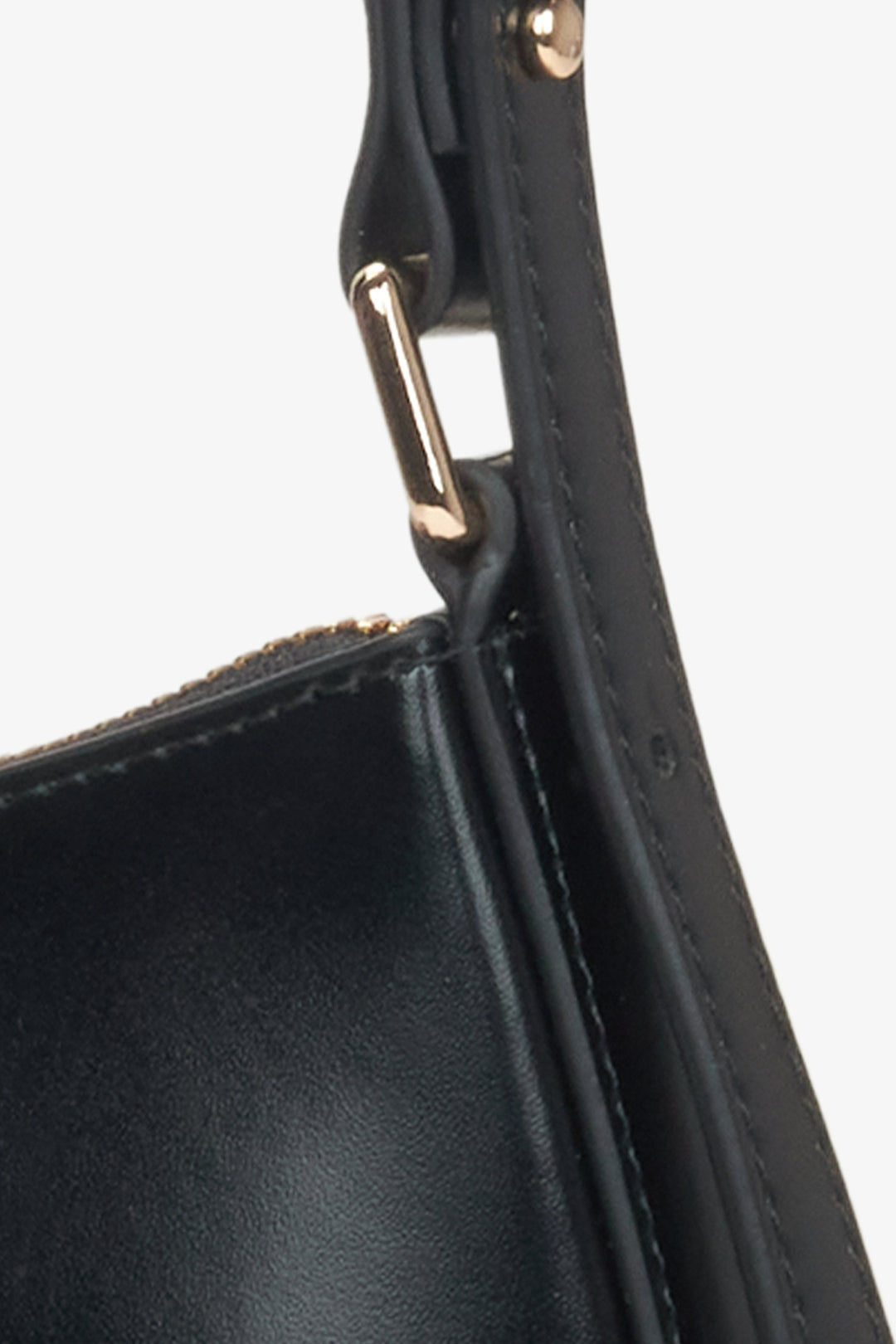 Damentasche in Schwarz – Nahaufnahme der Details.