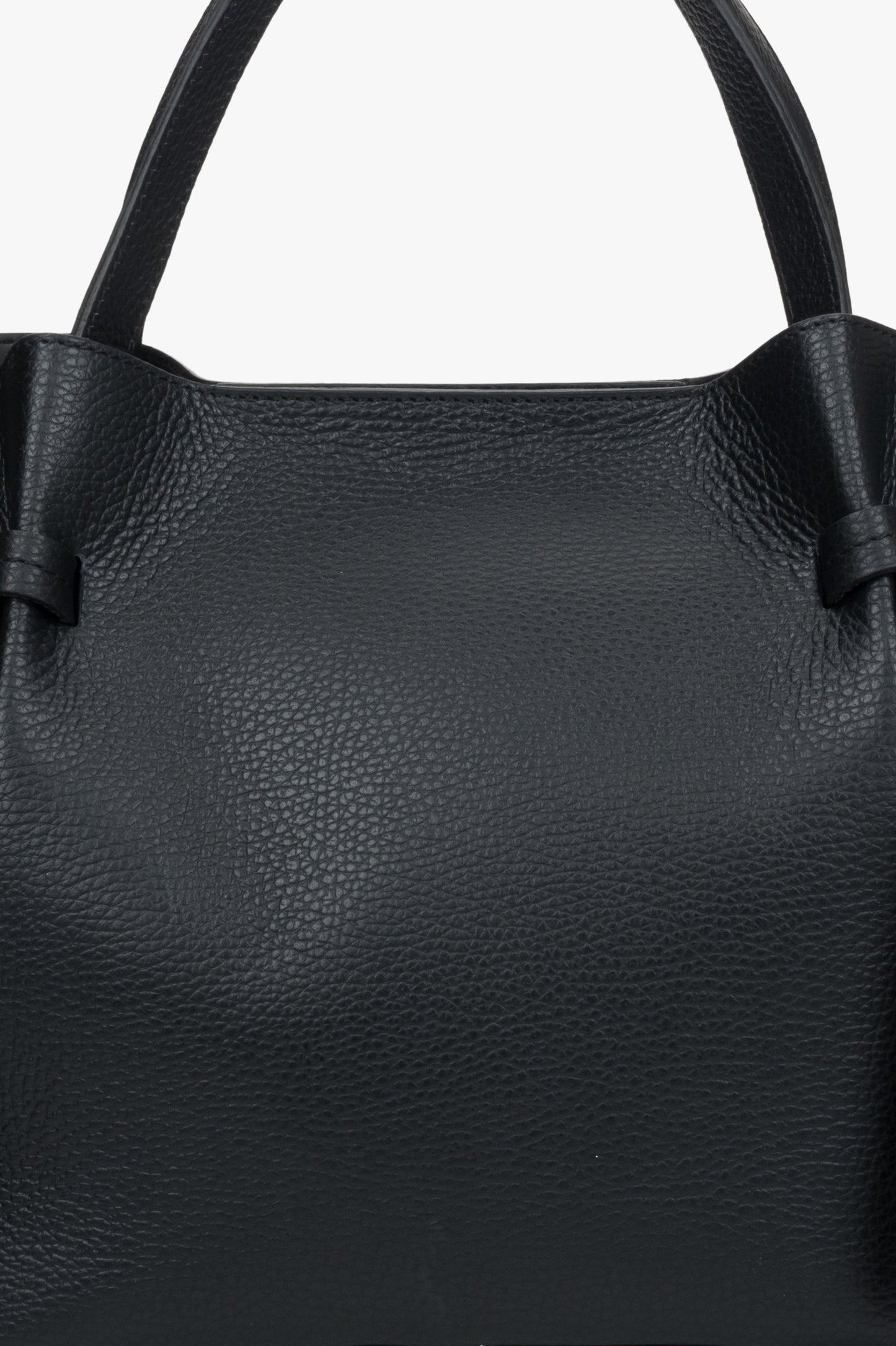 Elegante schwarze Damen-Handtasche von Estro – Nahaufnahme der Textur des Modells.