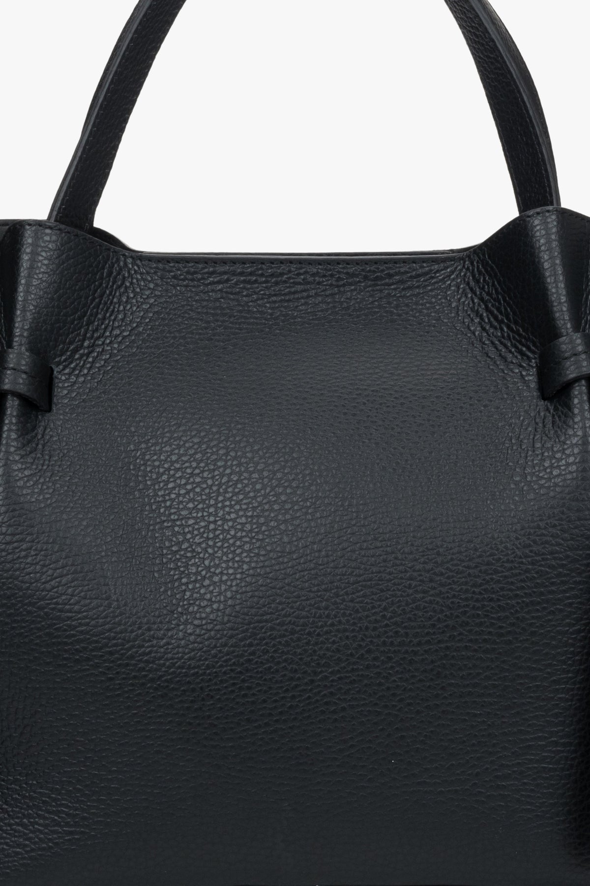 Elegante schwarze Damen-Handtasche von Estro – Nahaufnahme der Textur des Modells.