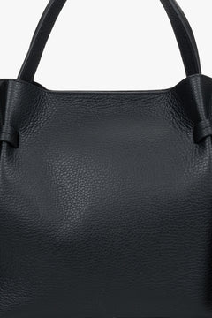 Elegante schwarze Damen-Handtasche von Estro – Nahaufnahme der Textur des Modells.