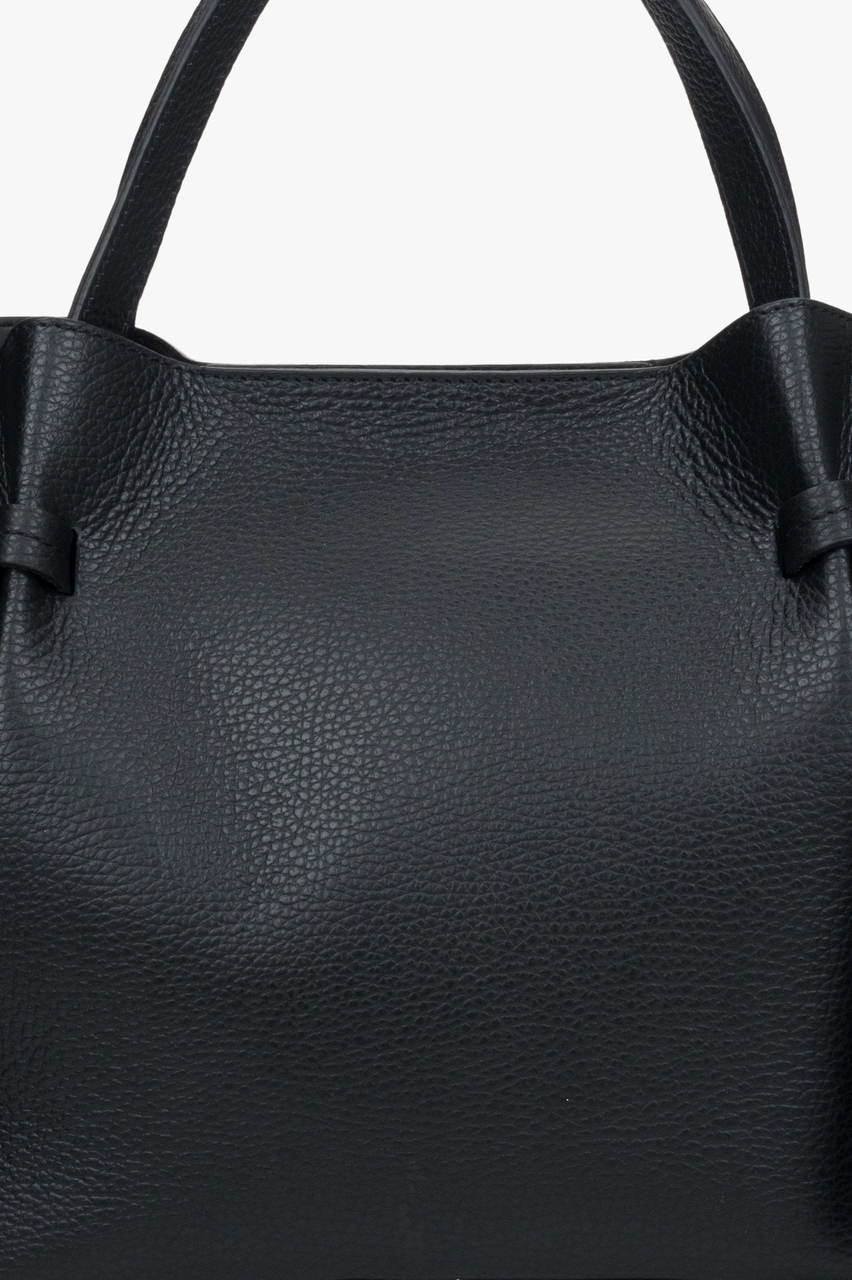 Elegante schwarze Damen-Handtasche von Estro – Nahaufnahme der Textur des Modells.