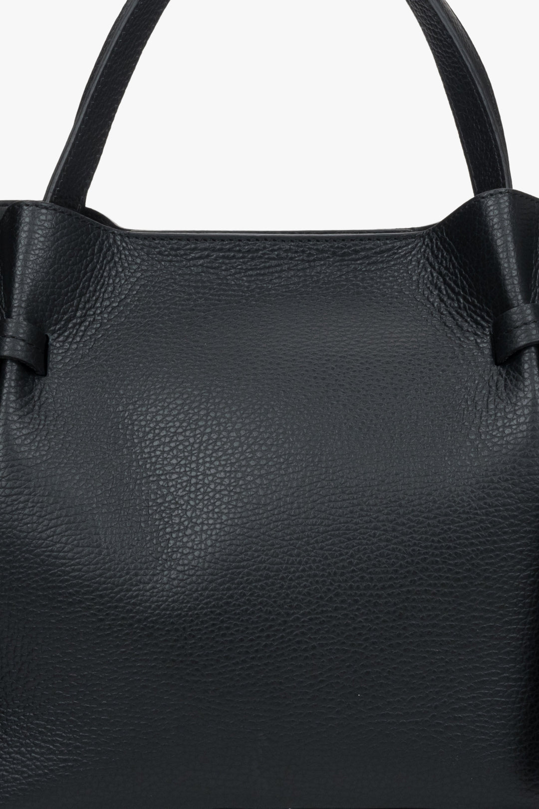 Elegante schwarze Damen-Handtasche von Estro – Nahaufnahme der Textur des Modells.