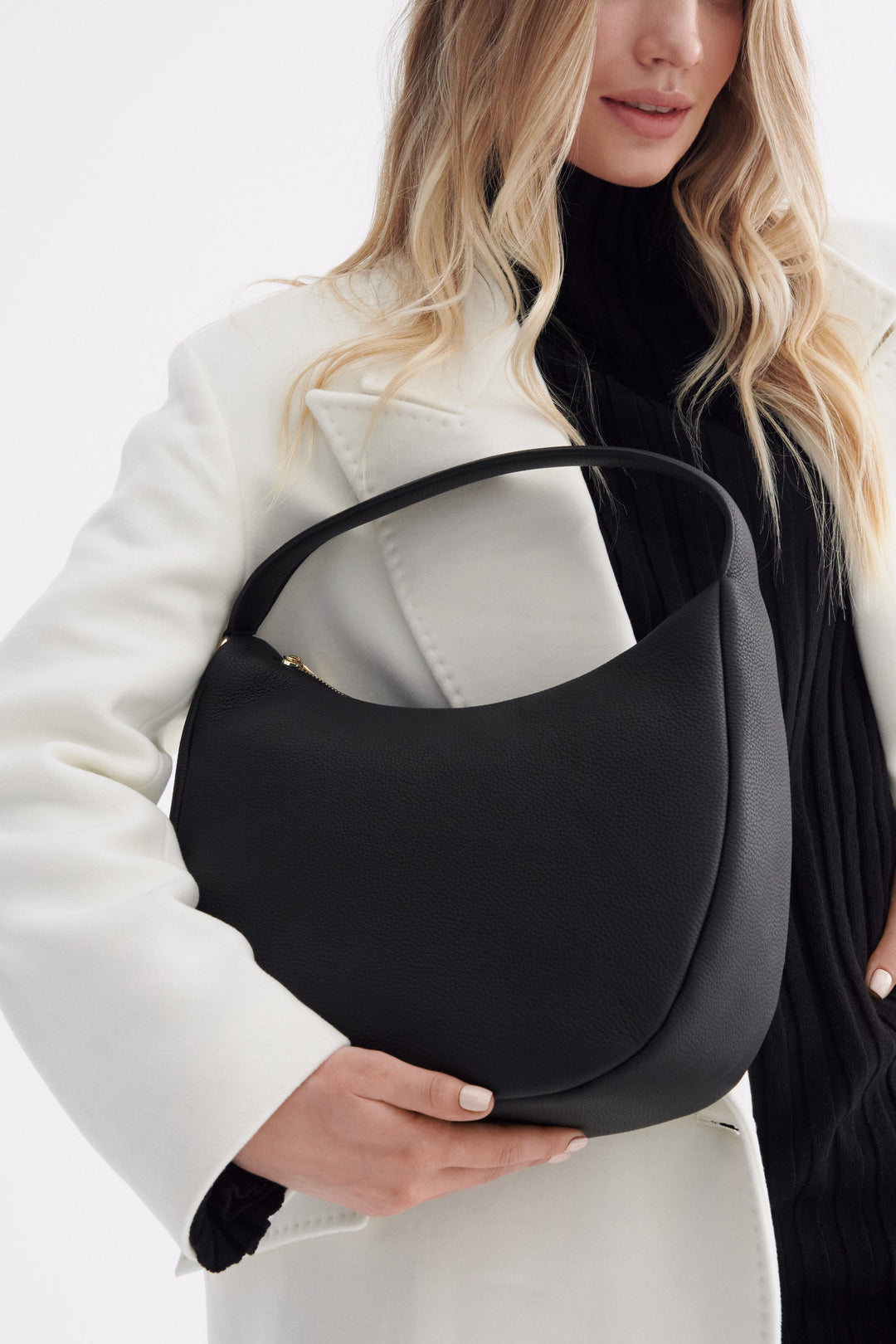 Schwarze Damen-Handtasche aus Leder von Estro – vollständiges Styling des Modells.