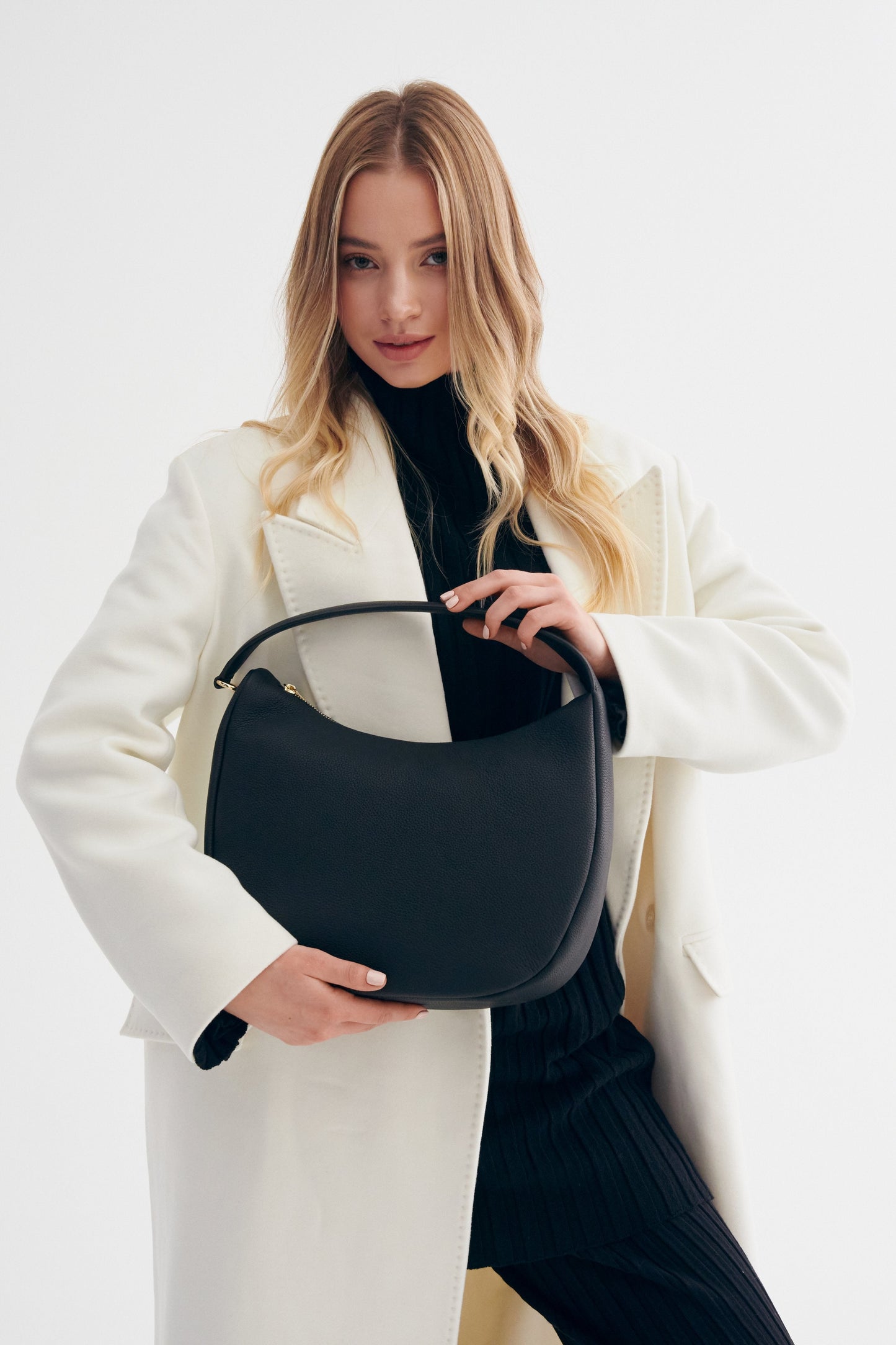 Schwarze Lederhandtasche von Estro – Präsentation des Modells im vollständigen Styling.