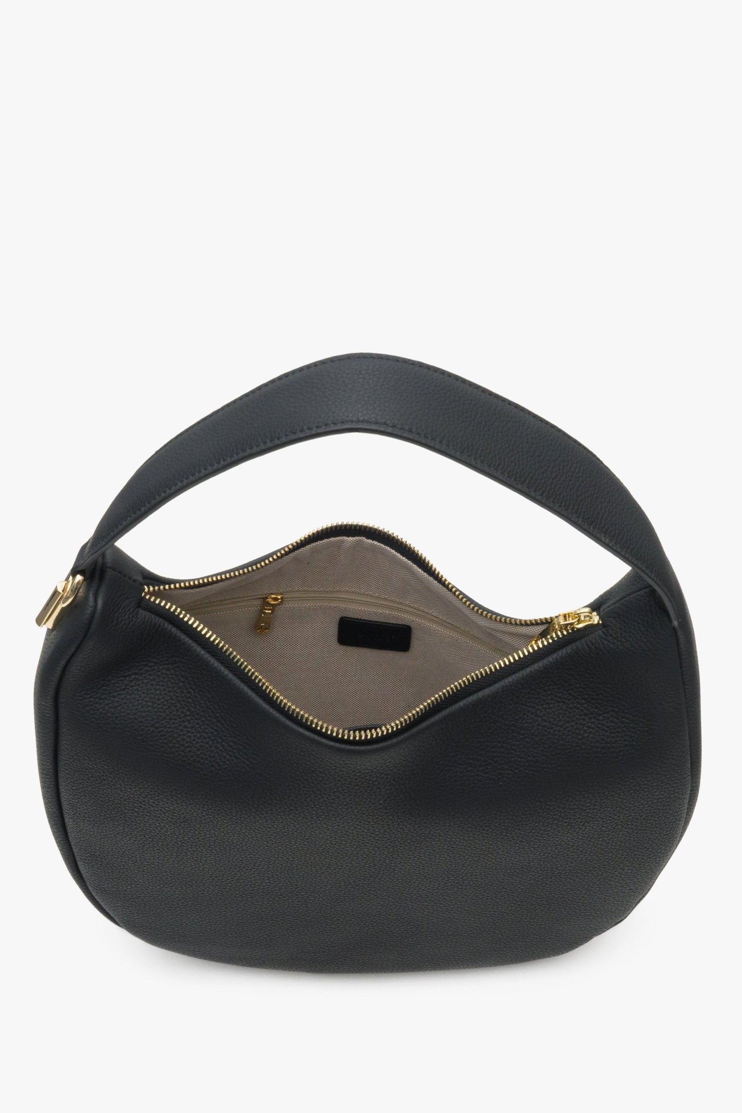 Schwarze Damen-Lederhandtasche von Estro – Nahaufnahme des Innenraums.